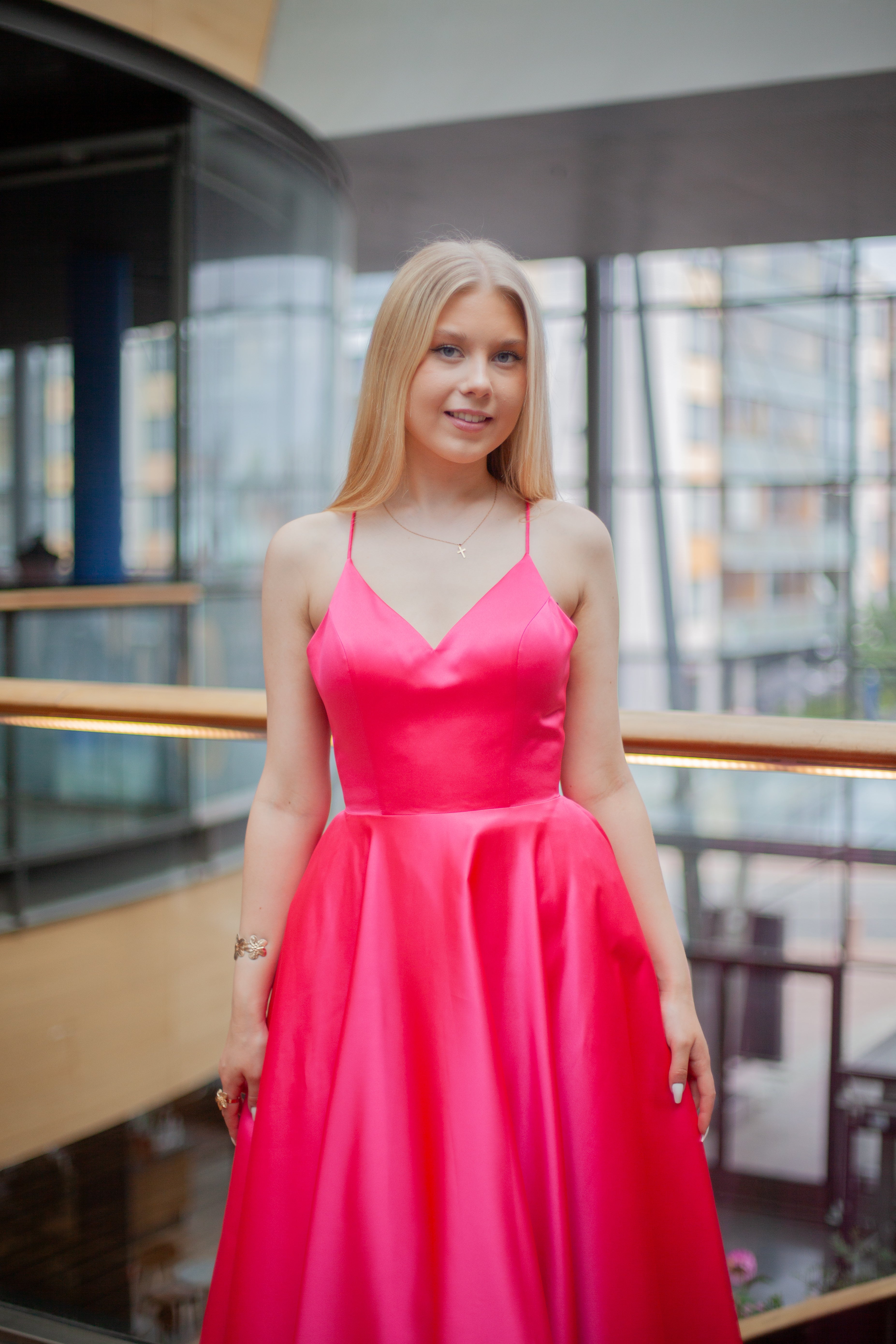 pinkki vanhojentanssimekko kauniisti laskeutuvalla satiinihelmalla, edestä.