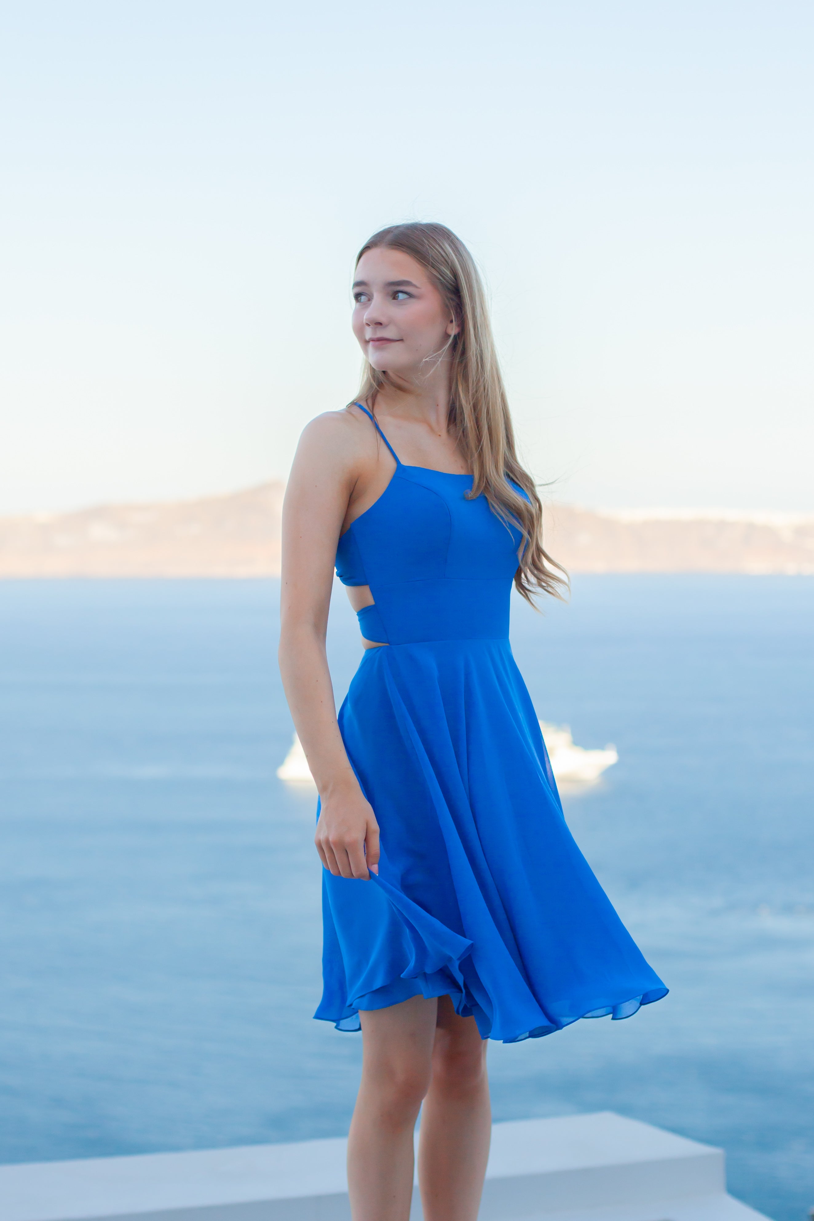 Sininen sifonki-juhlamekko avoimella selällä.