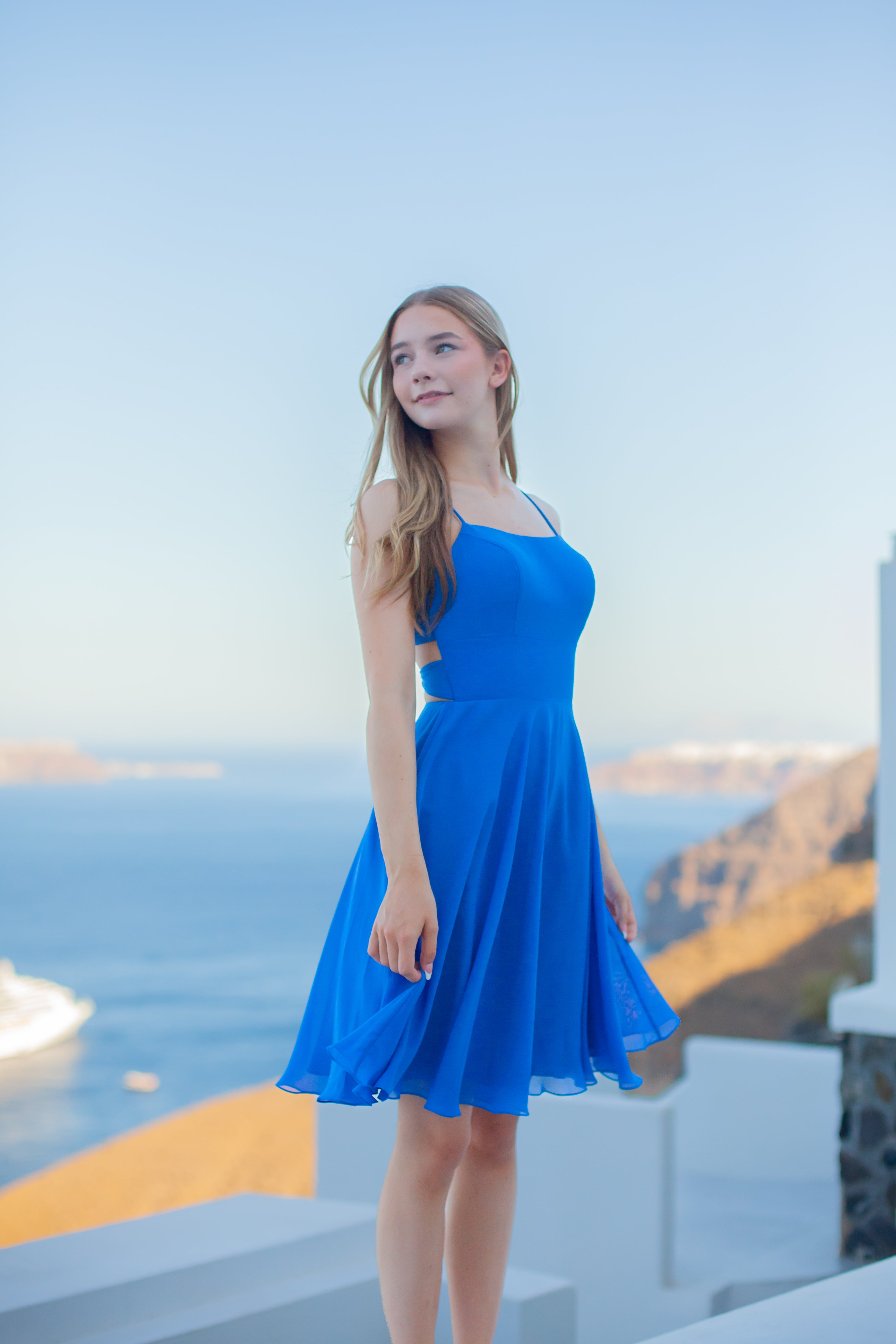 Sininen sifonki-juhlamekko avoimella selällä.