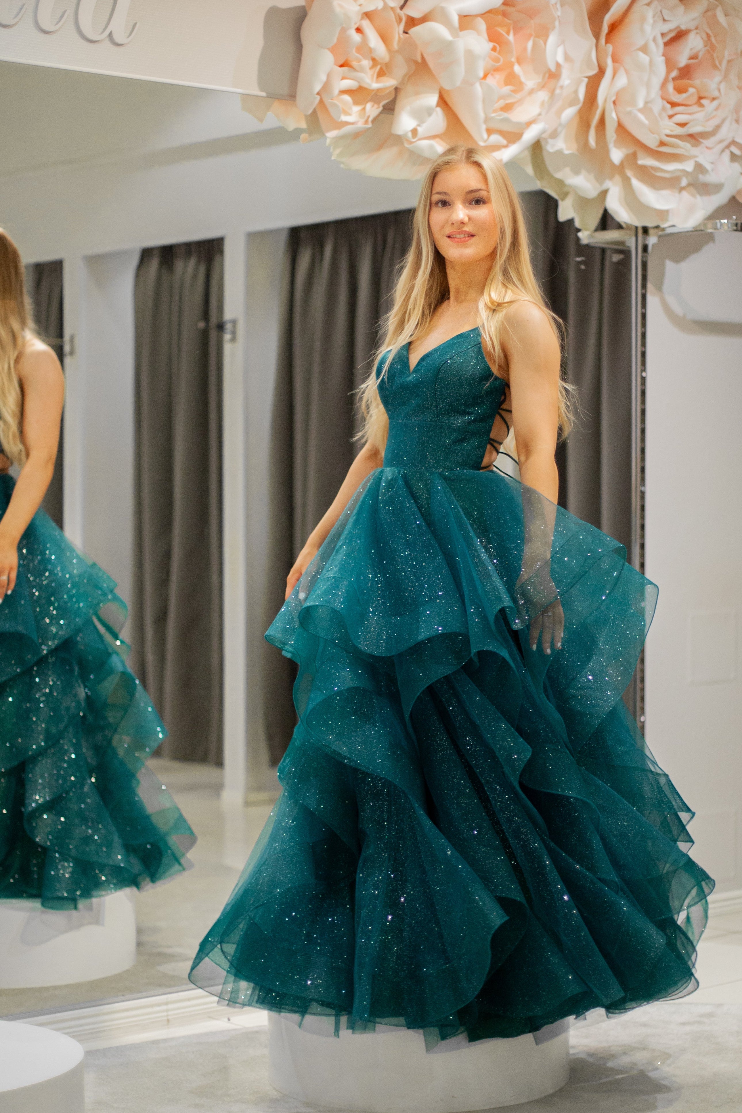 Tummanvihreä vanhojentanssimekko kimaltava, röyhelöhelma ja narunyöri.