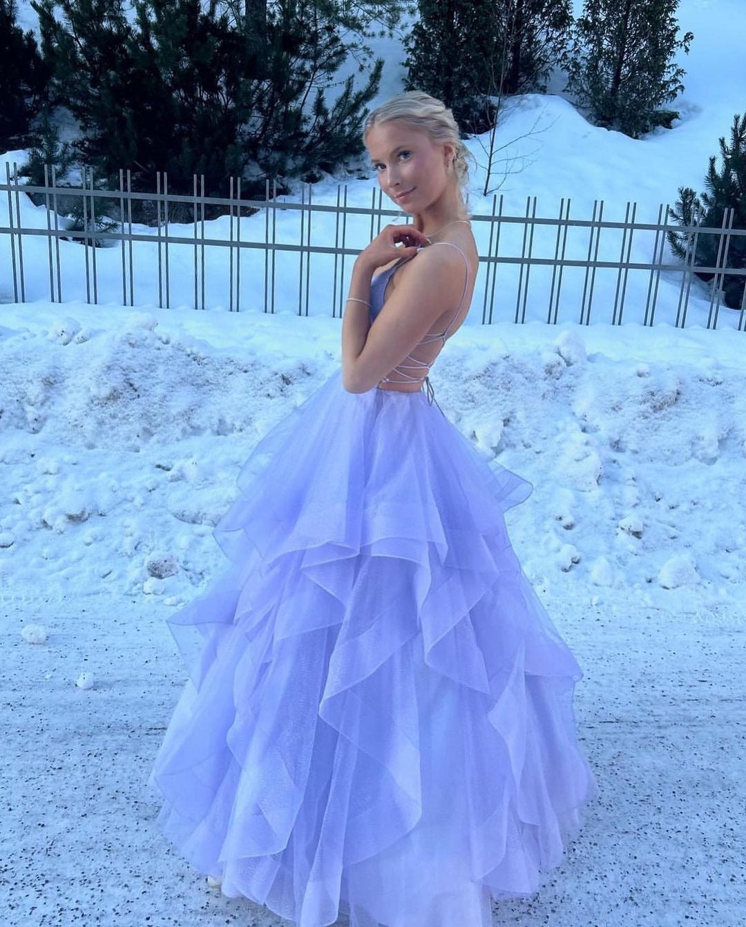 Violetti vanhojentanssimekko kimaltavalla röyhelöhelmalla ja avoimella selällä, sivu.