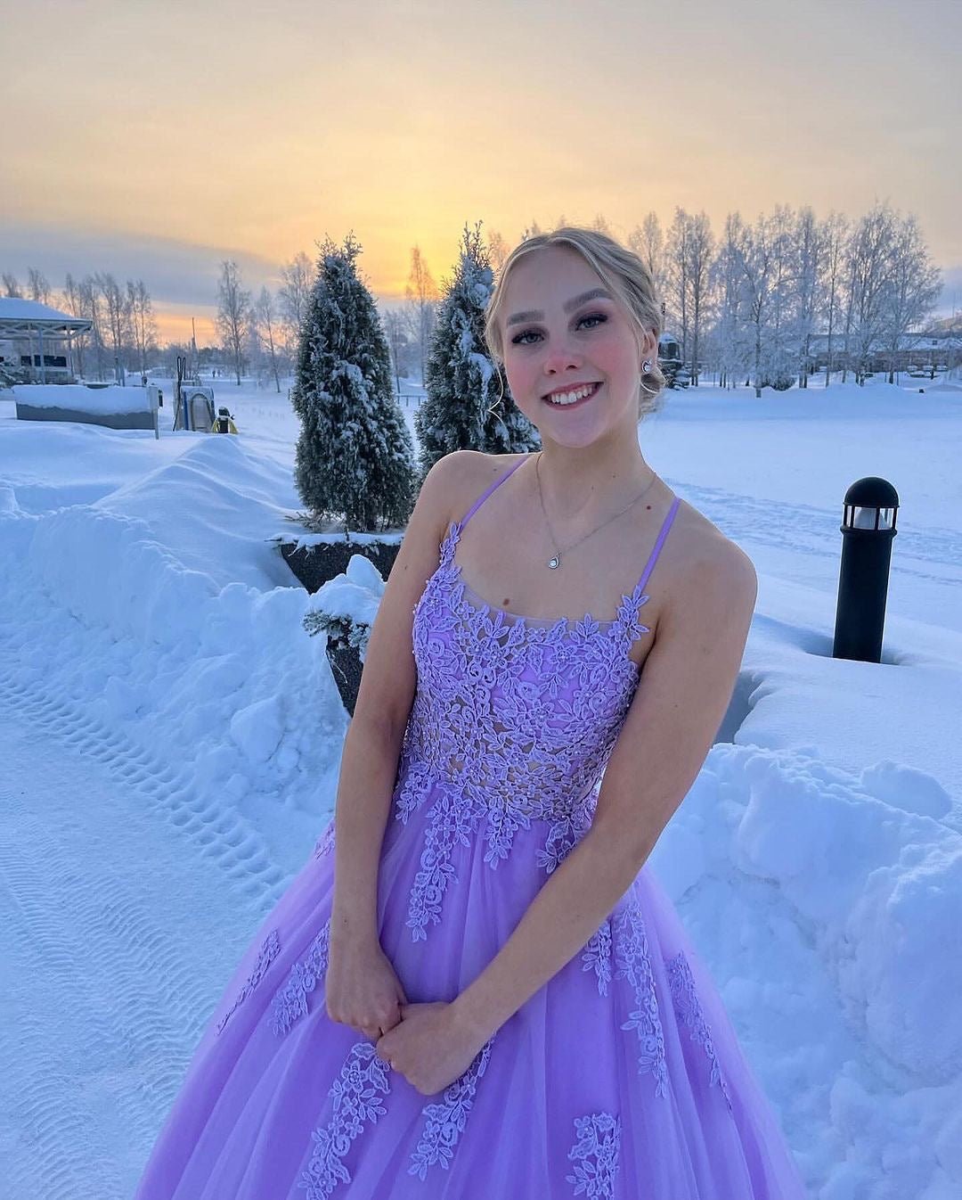 violetti vanhojentanssimekko, edestä