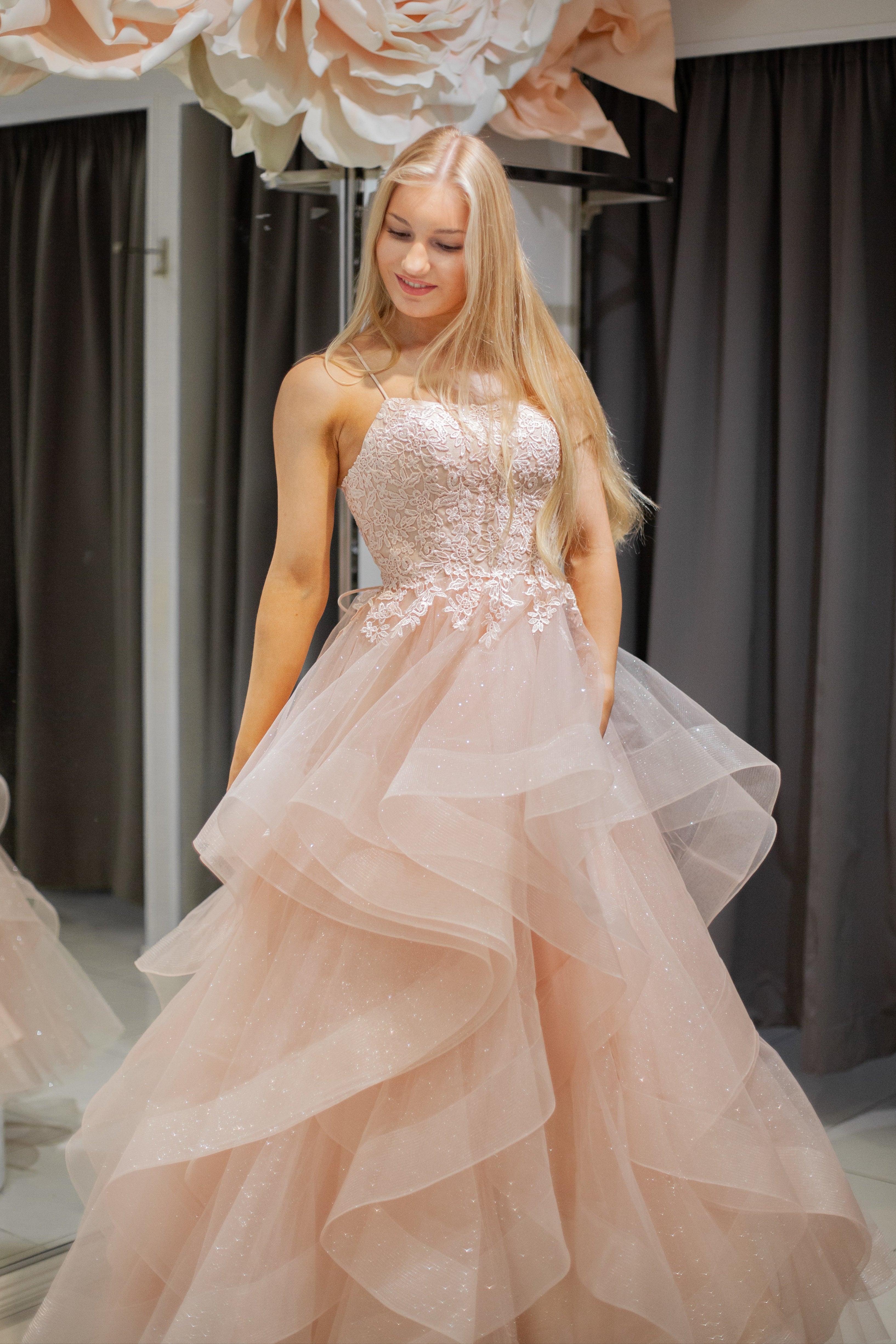 Vaalearosa vanhojentanssimekko pitsiyläosalla ja röyhelöhelmalla, edestä.