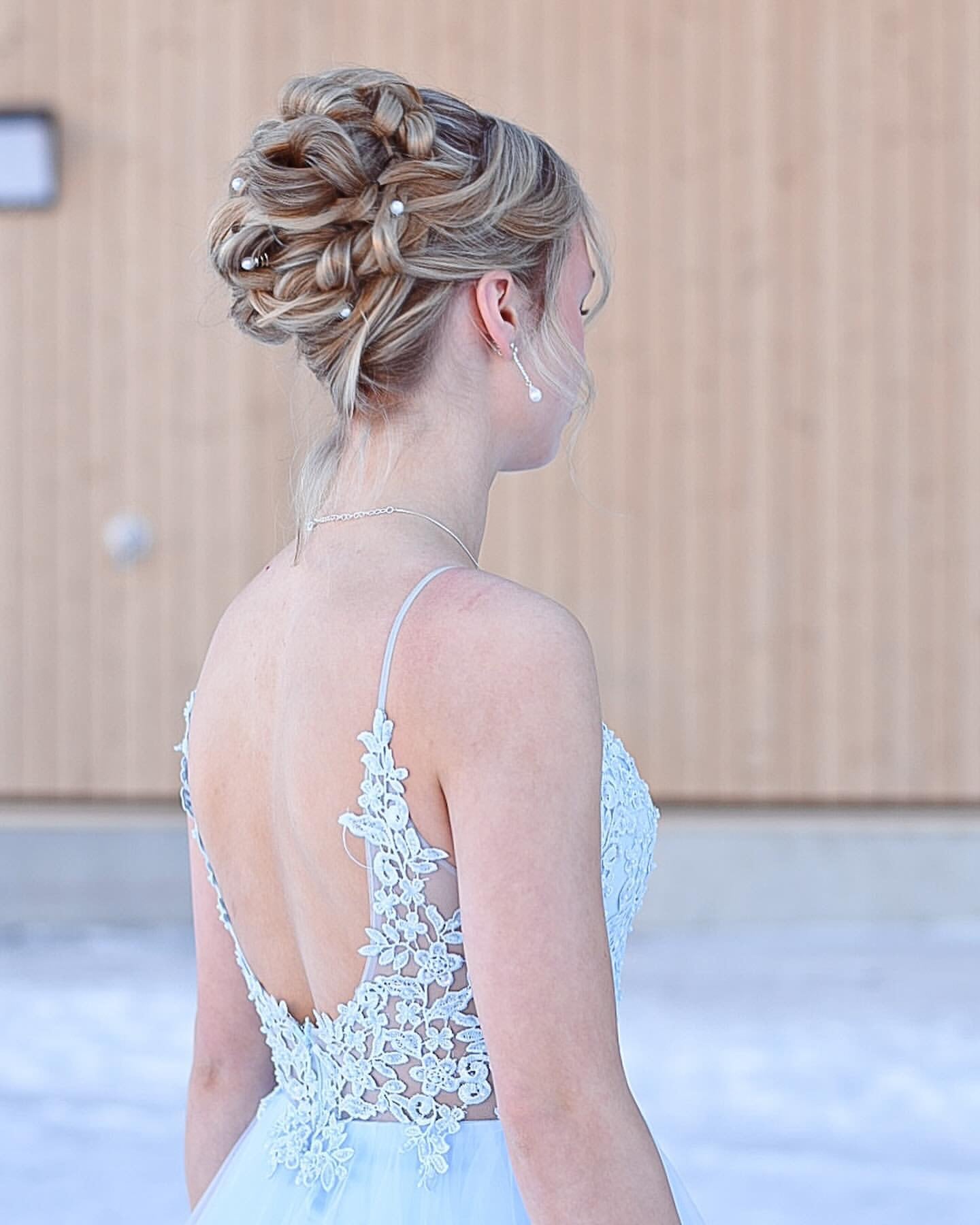 Vaaleansininen vanhojentanssimekko pitsiyläosalla ja röyhelöhelmalla, takakuva läheltä.