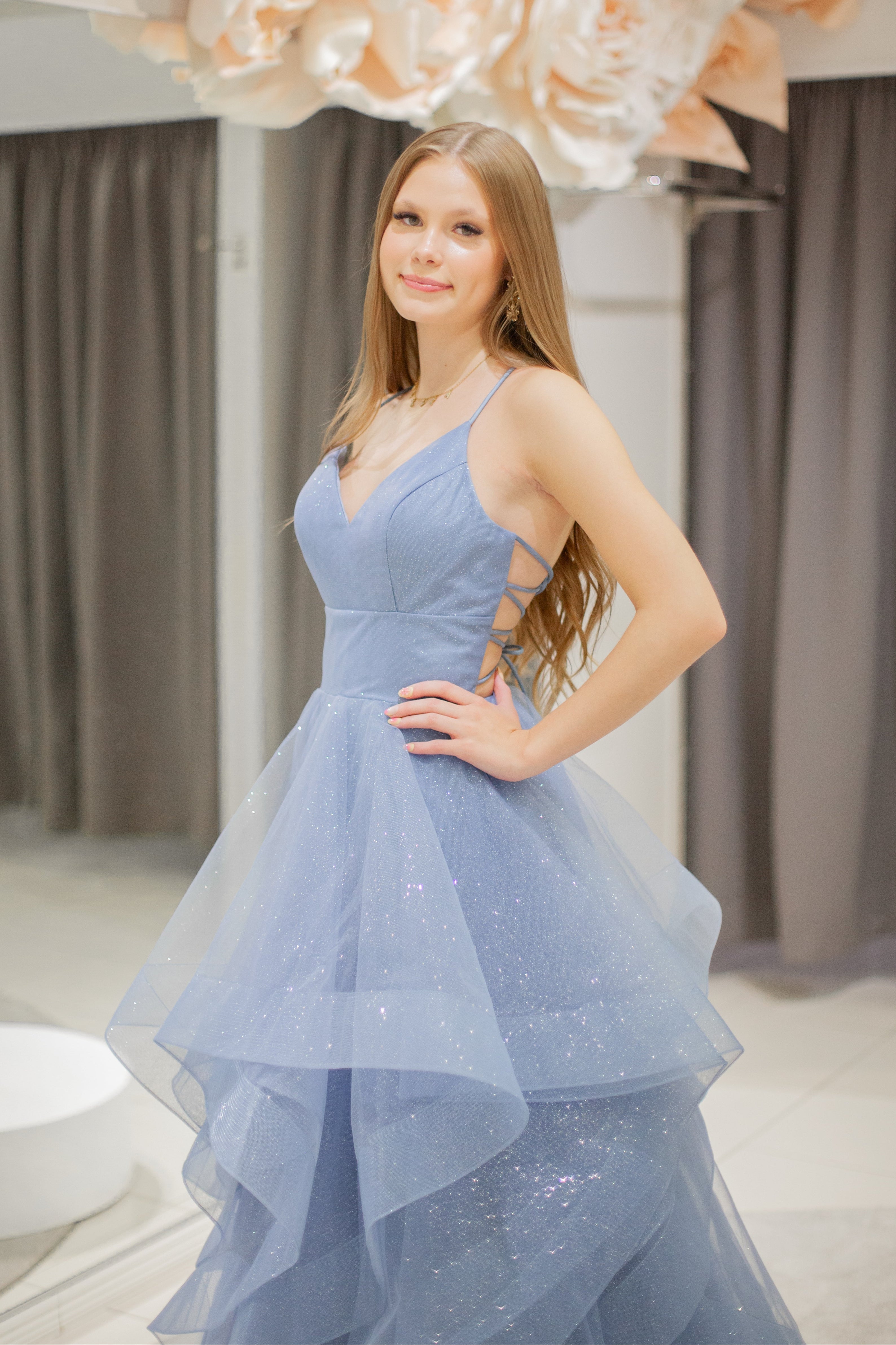 Smokeblue vanhojentanssimekko kimaltavalla kankaalla, röyhelöhelmalla ja avoimella narunyöriselällä.