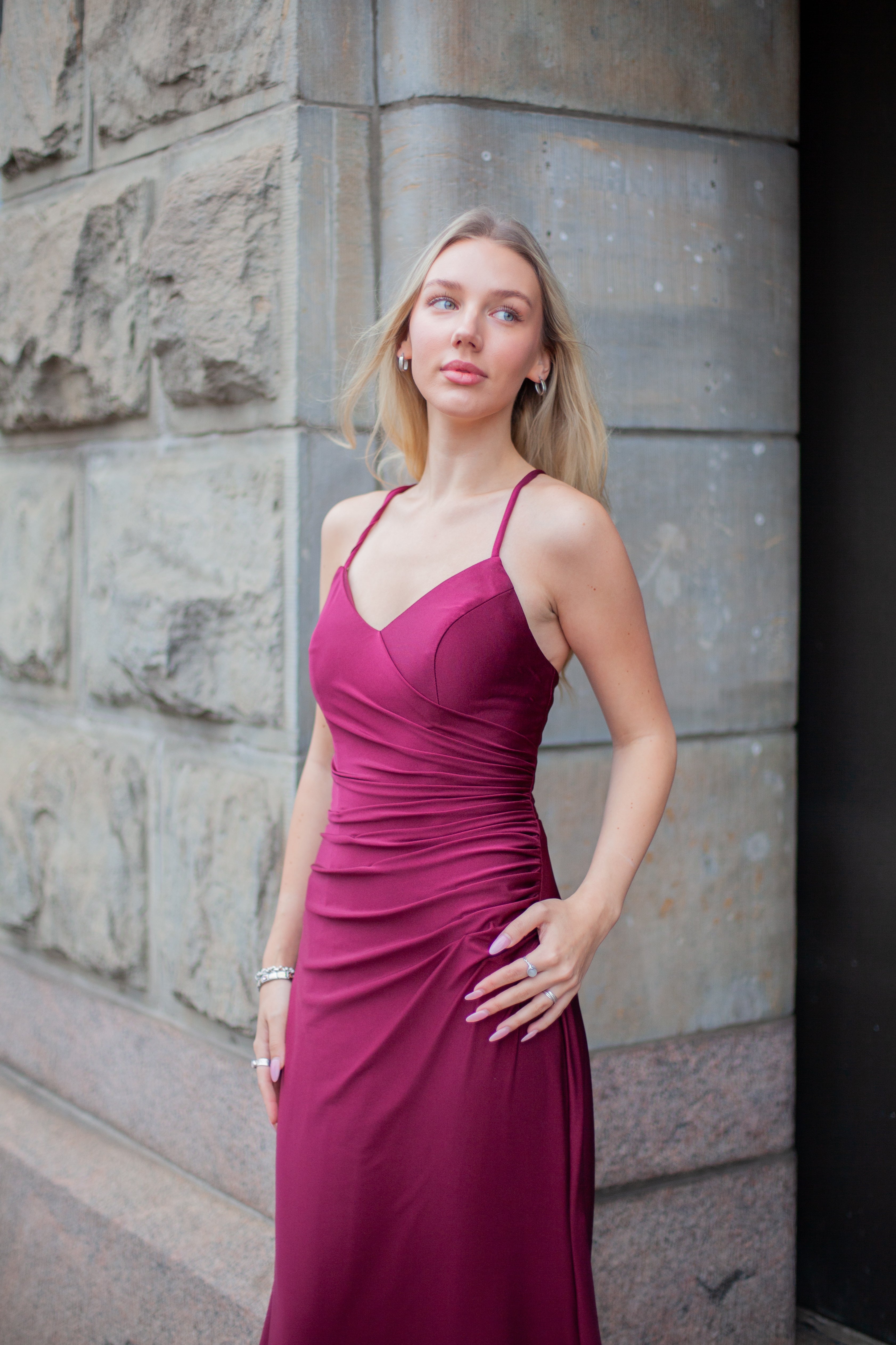 Tummanpunainen elegantti iltapuku vuosijuhliin.