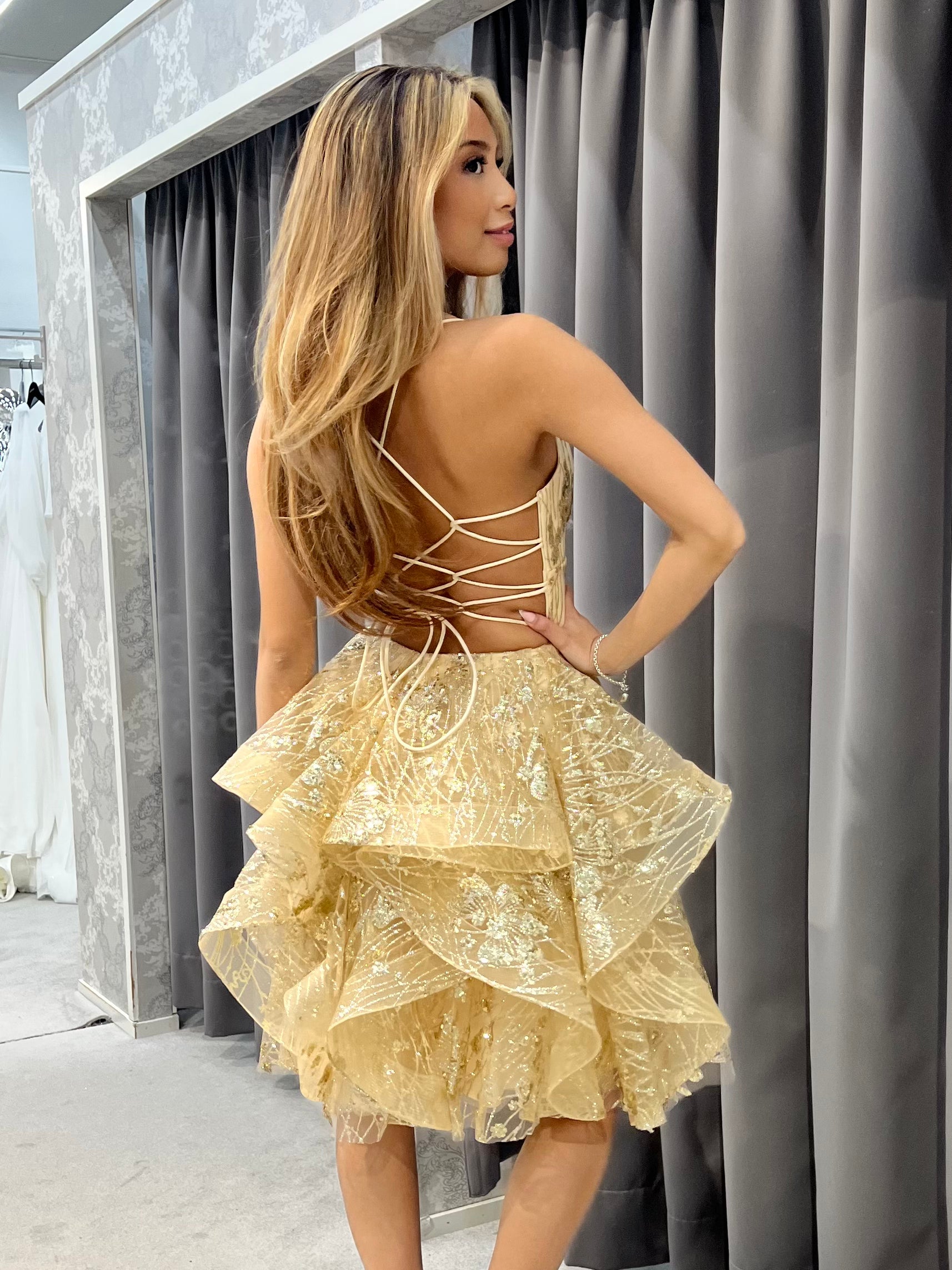 Kultainen rippimekko röyhelöhelmalla.