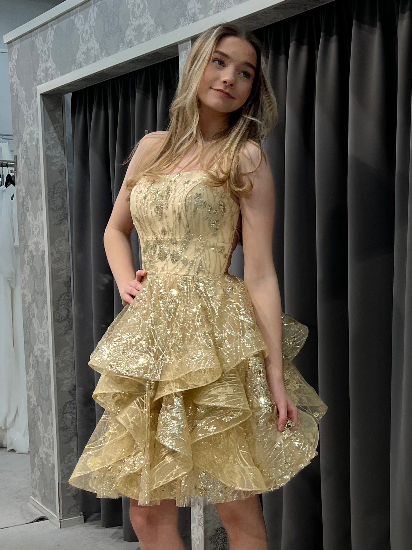 Kultainen rippimekko röyhelöhelmalla.