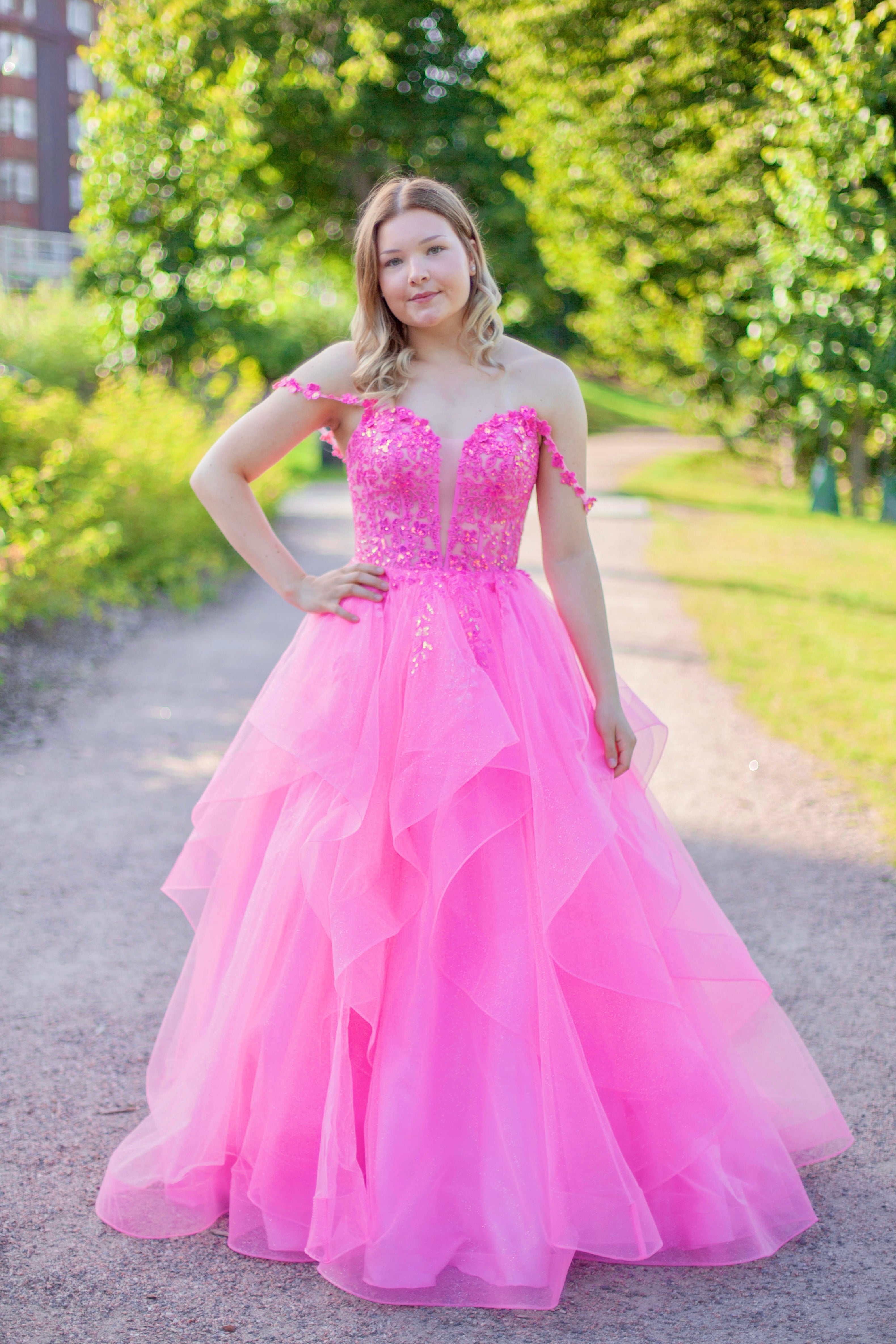 Pinkki vanhojentanssimekko röyhelöhelmalla ja off shoulder olkaimella.