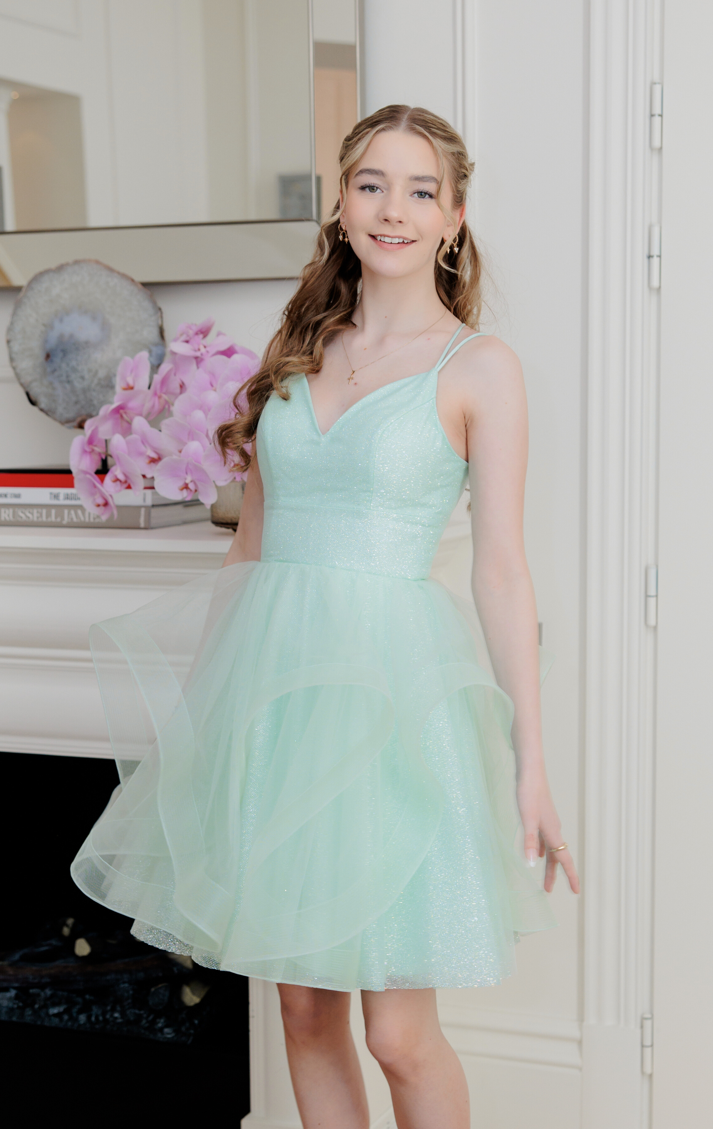 Mintun värinen juhlamekko röyhelöhelmalla ja kimalluksella rippijuhliin.