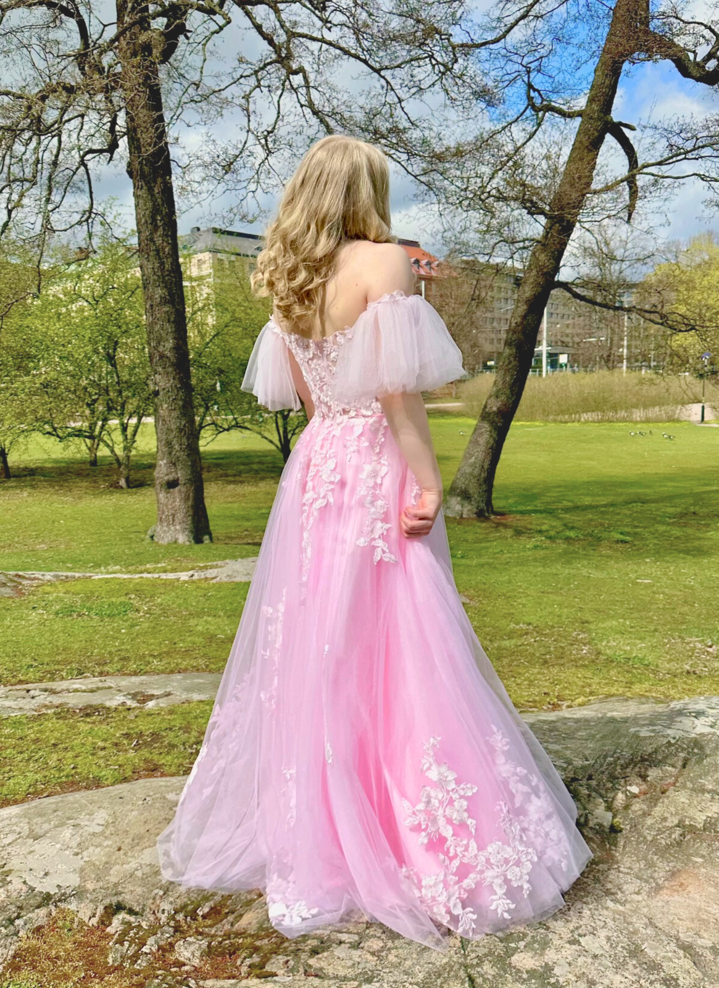 Vanhojentanssimekko tyllihelmalla, off shoulder -olkaimilla ja pitsiyläosalla.