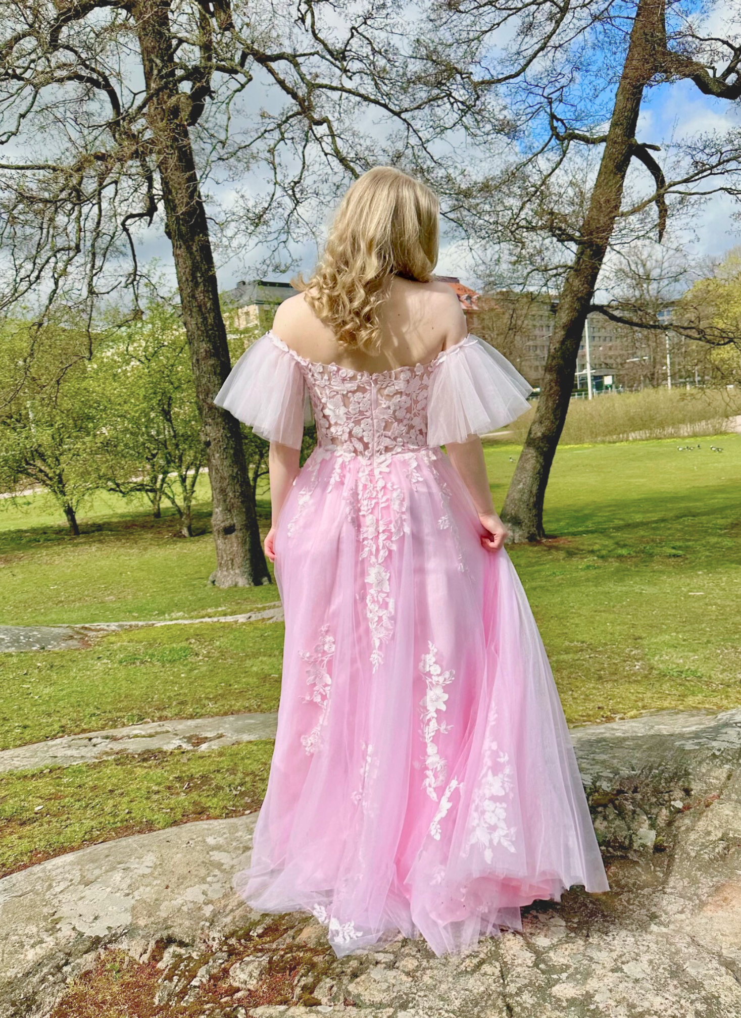 Vanhojentanssimekko tyllihelmalla, off shoulder -olkaimilla ja pitsiyläosalla.
