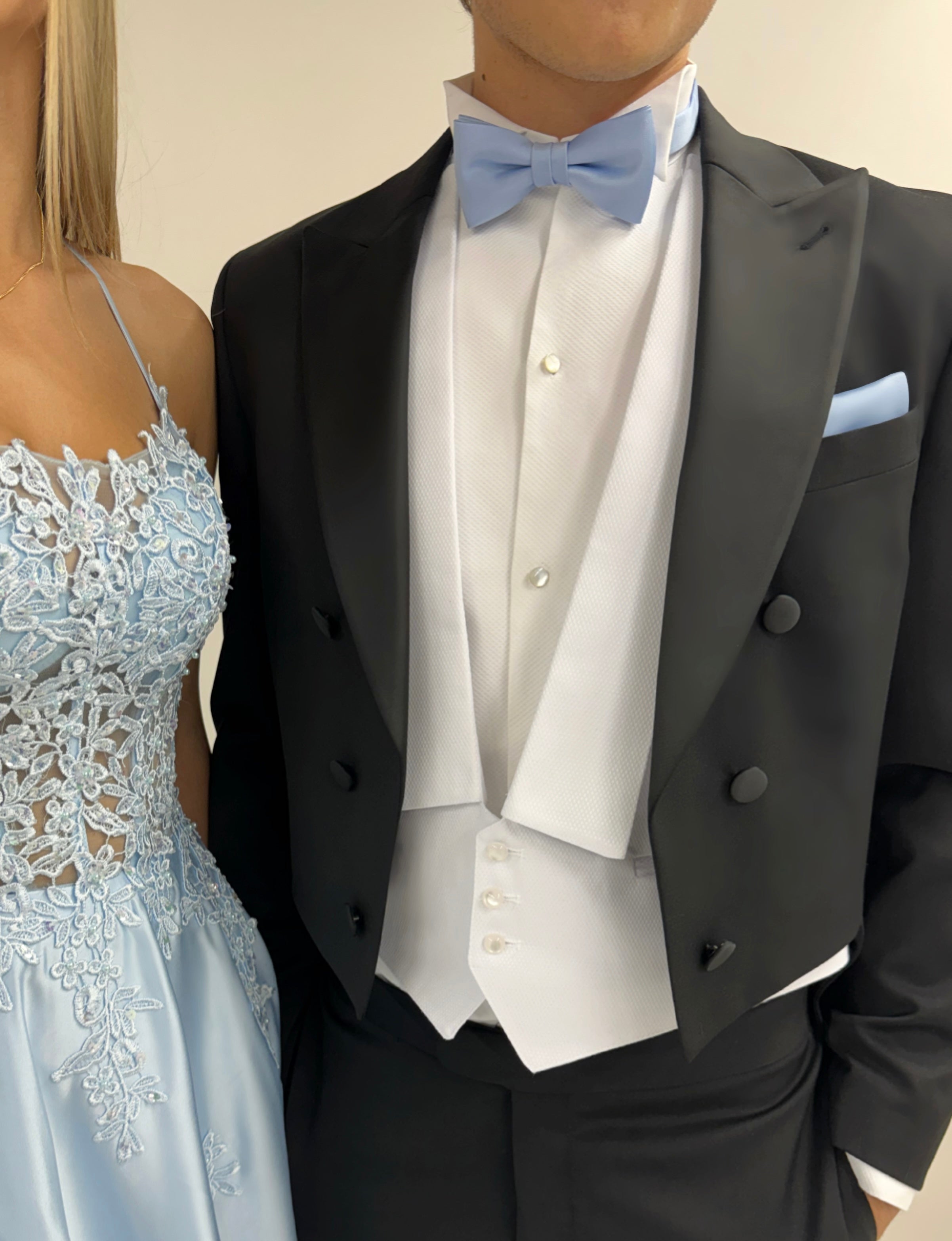 Vaaleansininen rusetti ja taskuliina setti juhlapukeutumiseen, tanssipari.