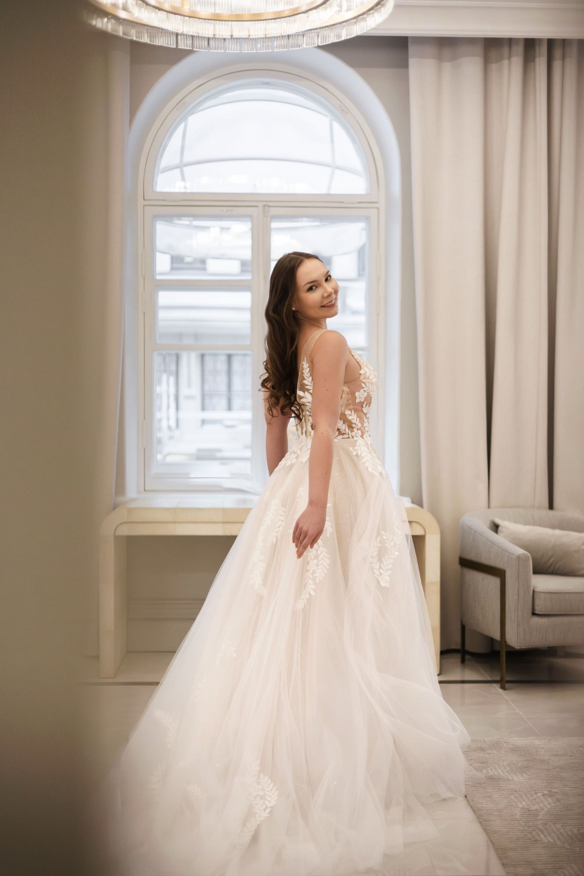 A-linjainen häämekko tyllihameella ja pitsikoristellulla yläosalla, takakuva.