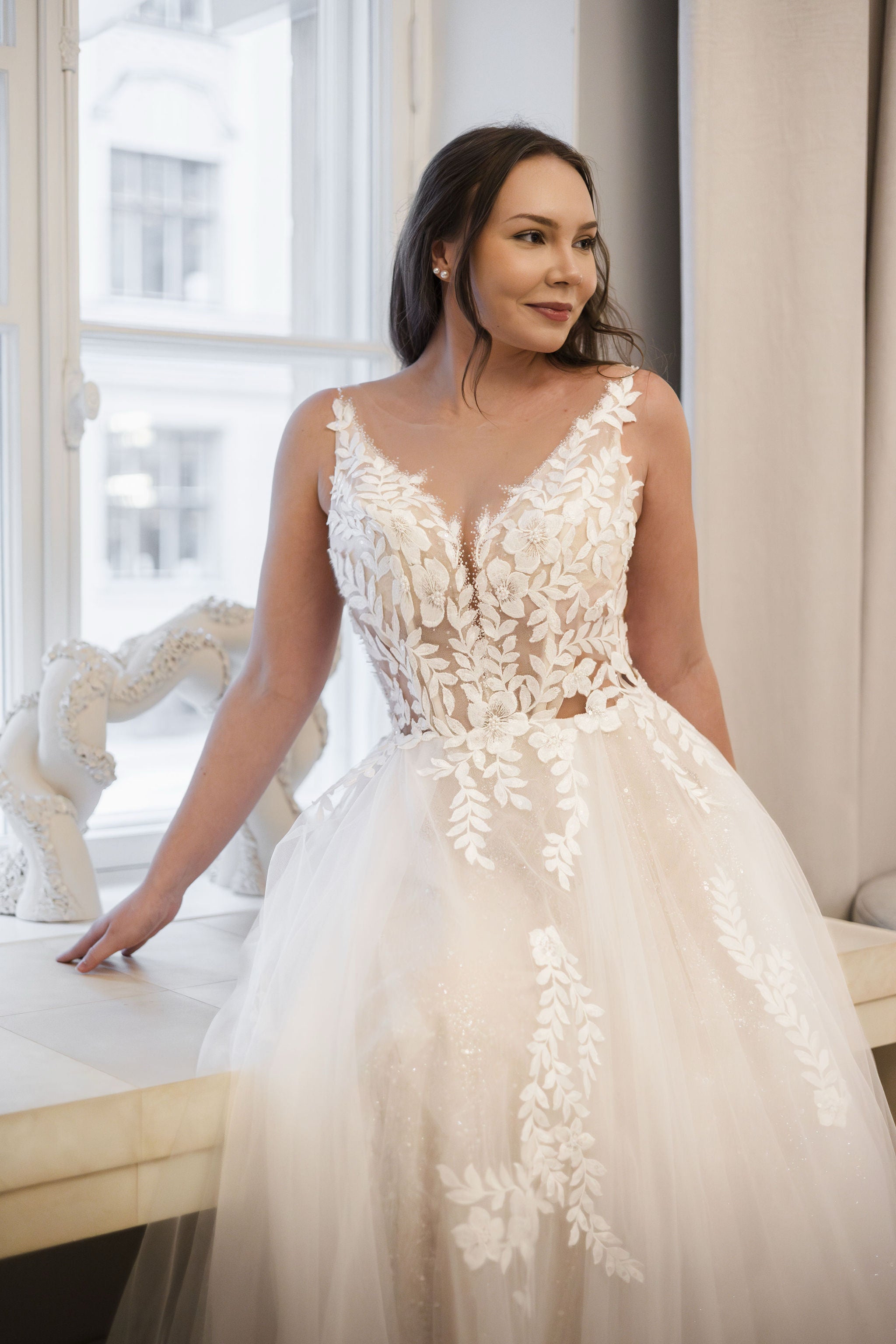 A-linjainen häämekko tyllihameella ja pitsikoristellulla yläosalla, etukuva.