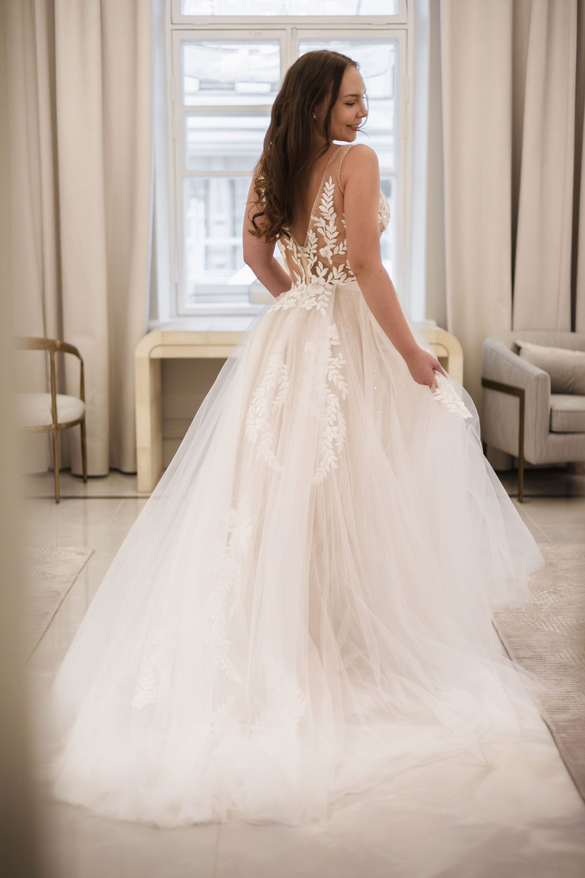 A-linjainen häämekko tyllihameella ja pitsikoristellulla yläosalla, takaa.