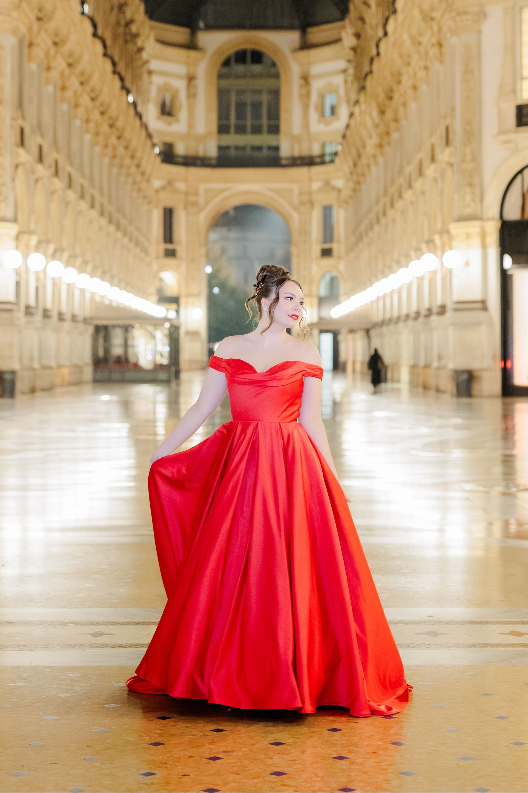 punainen laahuksellinen puku.