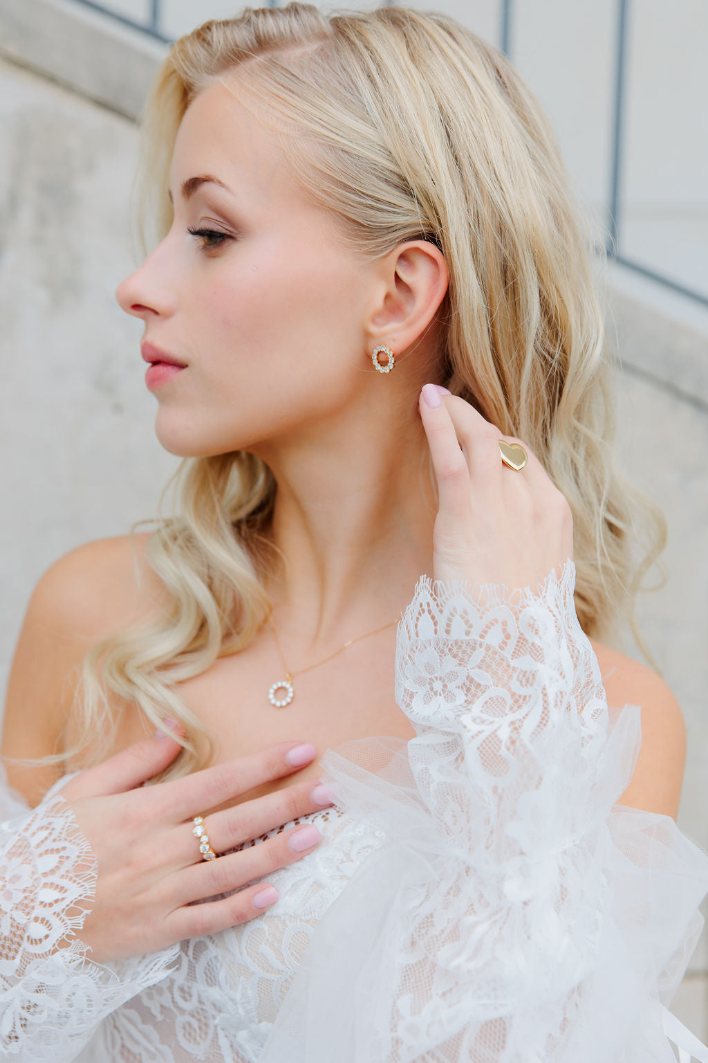 Häämekko korsettimaisella yläosalla ja pitsisillä hihoilla, lähikuva.