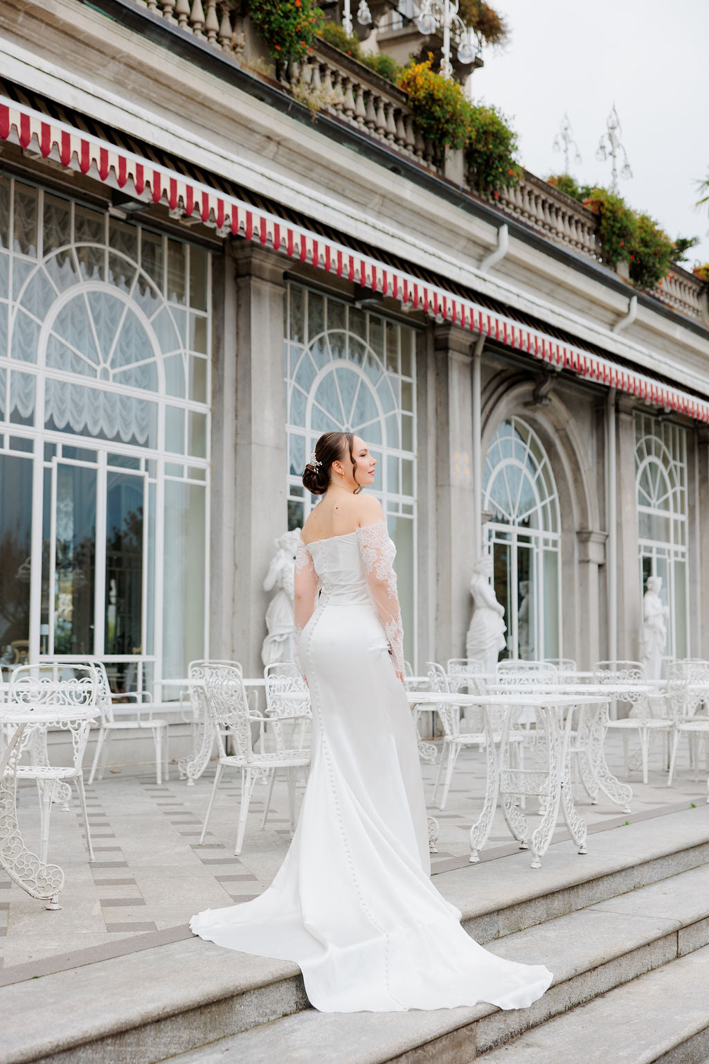 Häämekko off shoulder -mallilla ja pitkällä hihalla.