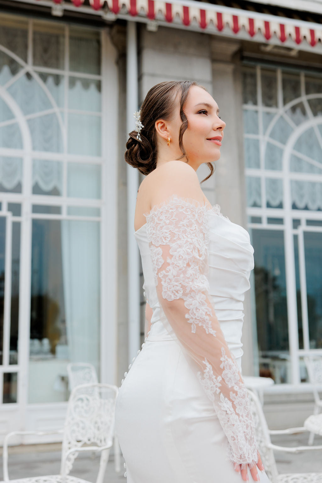 Häämekko off shoulder -mallilla ja pitkällä hihalla.