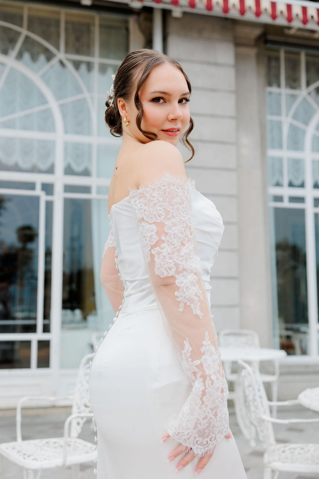 Häämekko off shoulder -mallilla ja pitkällä hihalla.