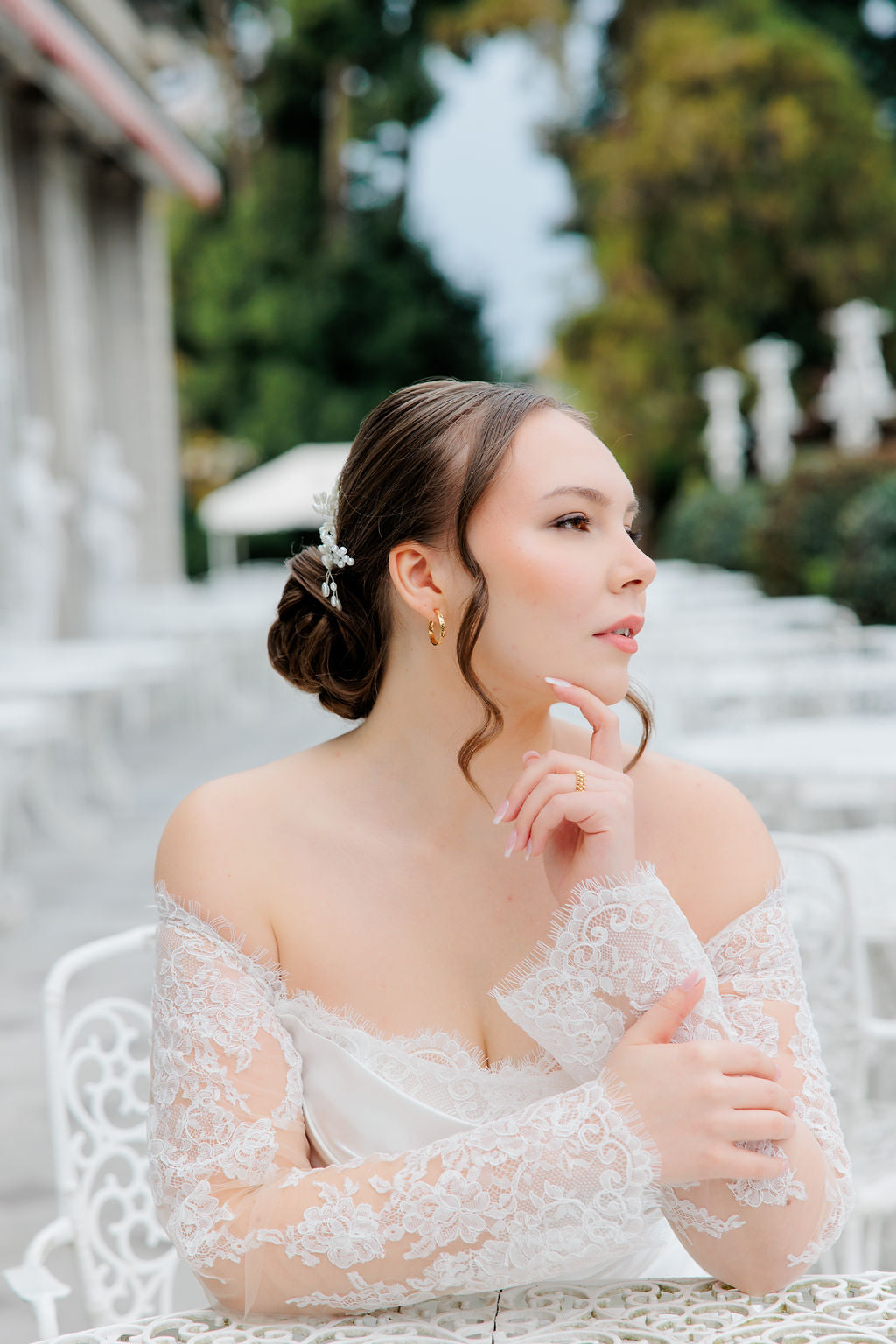 Häämekko off shoulder -mallilla ja pitkällä hihalla, lähikuva.