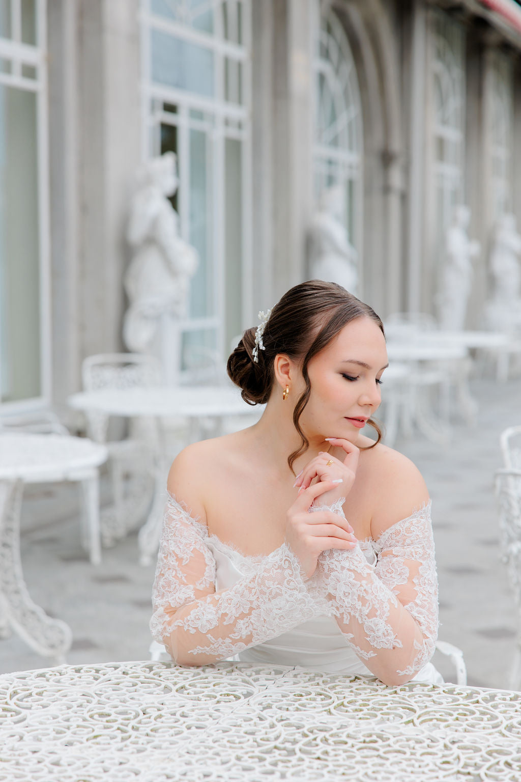 Häämekko off shoulder -mallilla ja pitkällä hihalla.