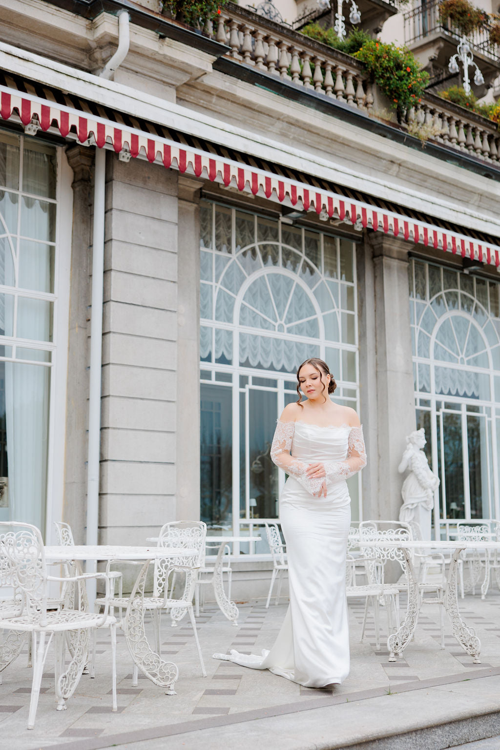 Häämekko off shoulder -mallilla ja pitkällä hihalla.