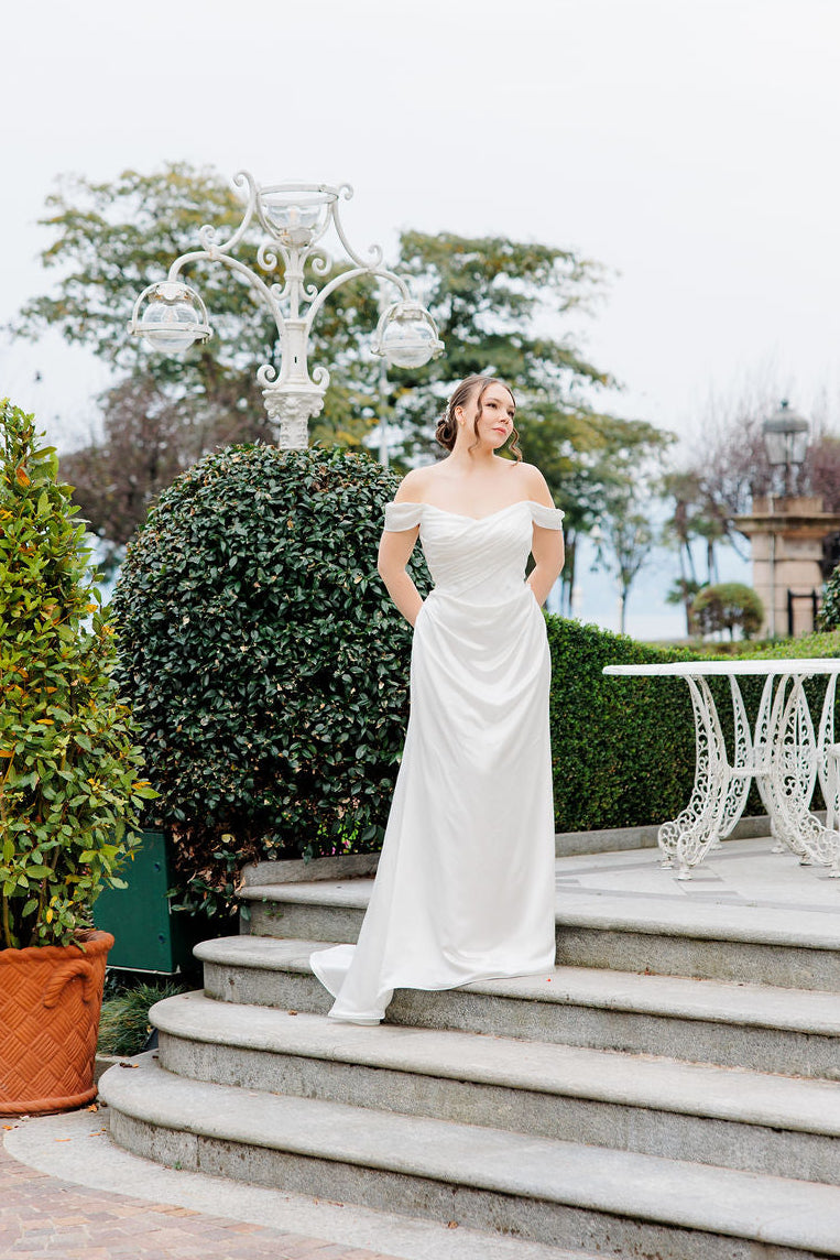 Laskeutuva off shoulder -häämekko tyköistuvalla yläosalla.