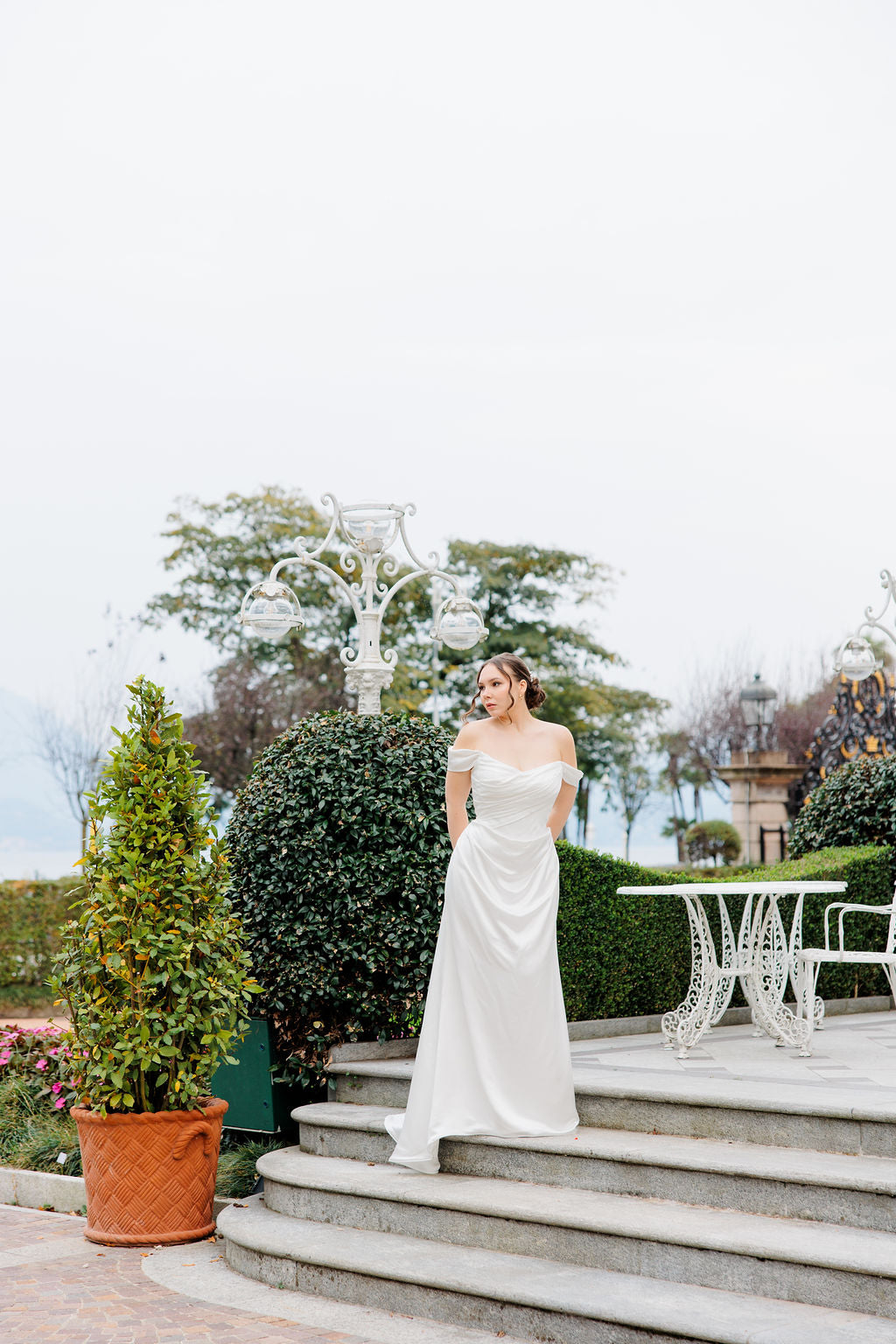 Laskeutuva off shoulder -häämekko tyköistuvalla yläosalla.