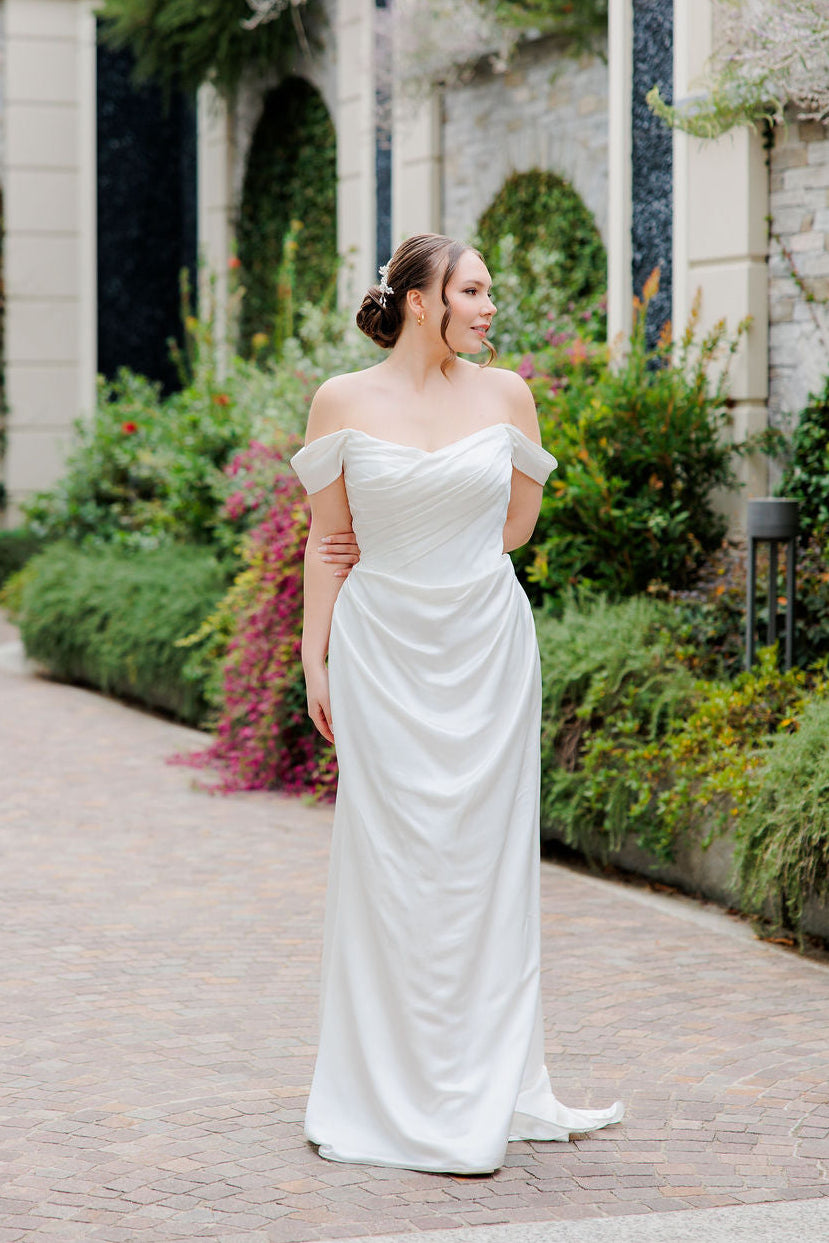 Laskeutuva off shoulder -häämekko tyköistuvalla yläosalla.