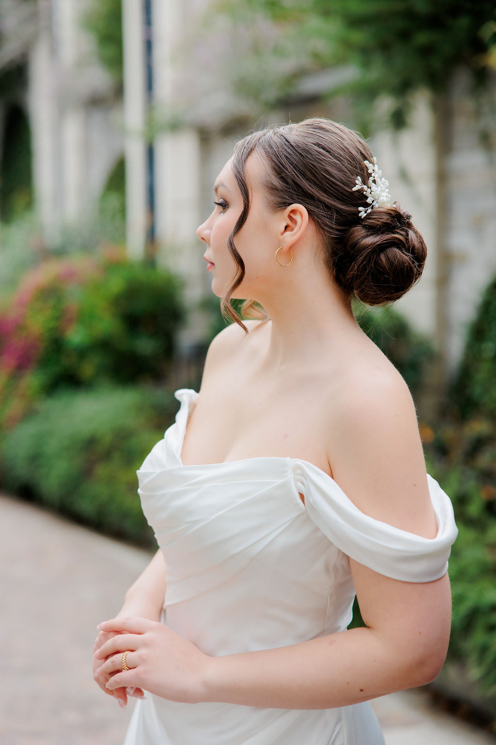 Laskeutuva off shoulder -häämekko tyköistuvalla yläosalla.