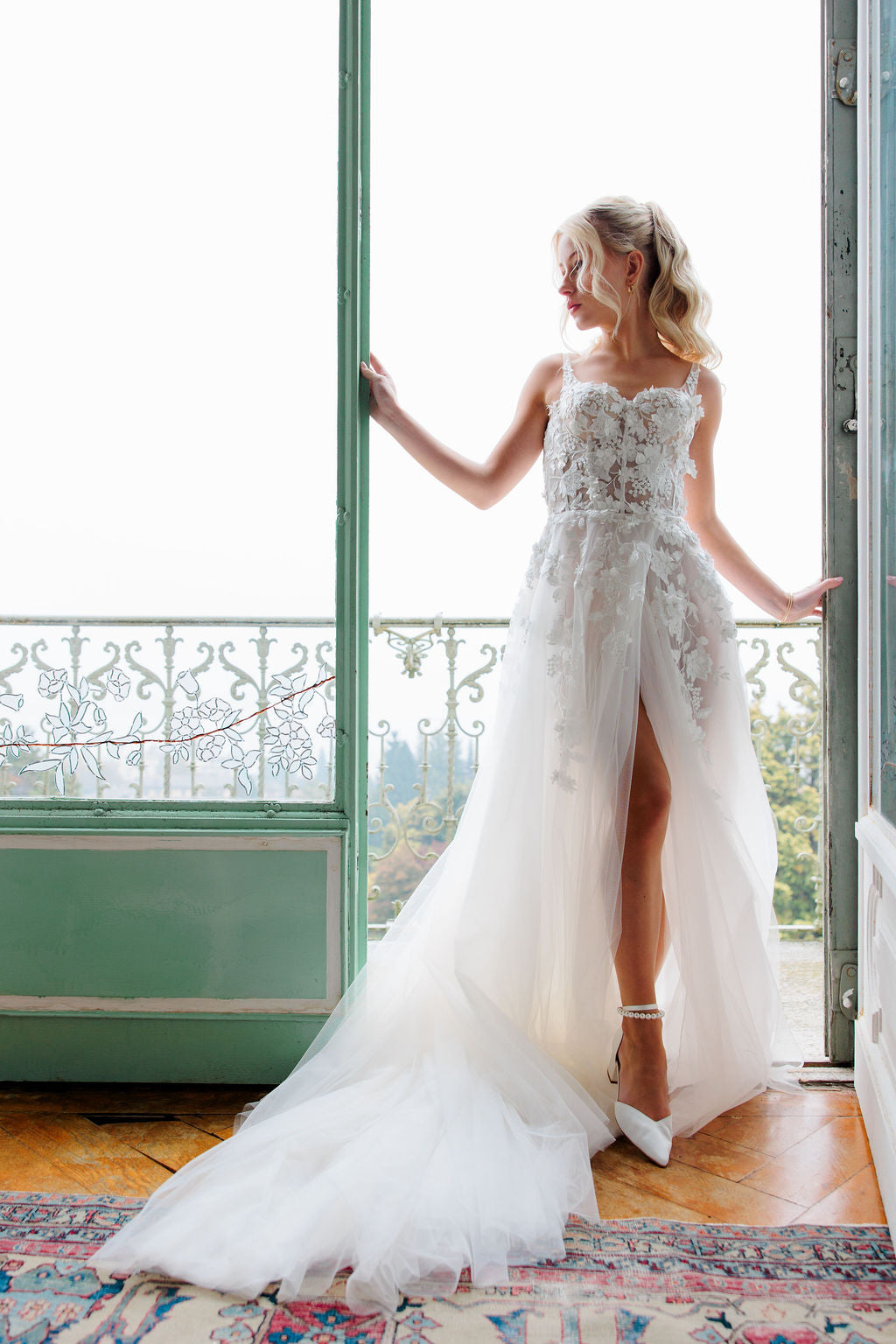 A-linjainen häämekko, jossa 3D-kukkia ja korkea halkio