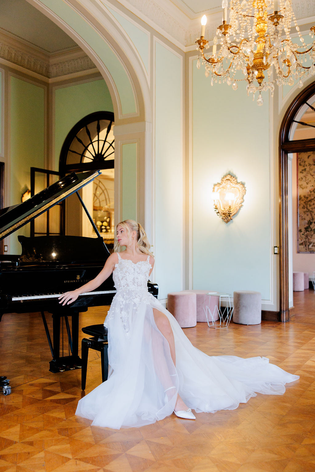 A-linjainen häämekko, jossa 3D-kukkia ja korkea halkio