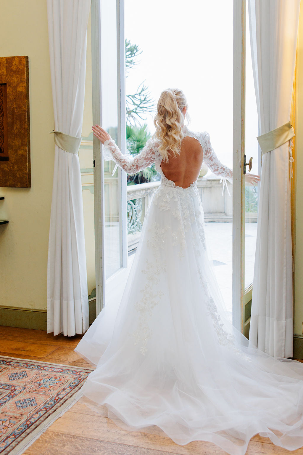 Häämekko, jossa pitkät hihat ja romanttinen pitsiyksityiskohta.