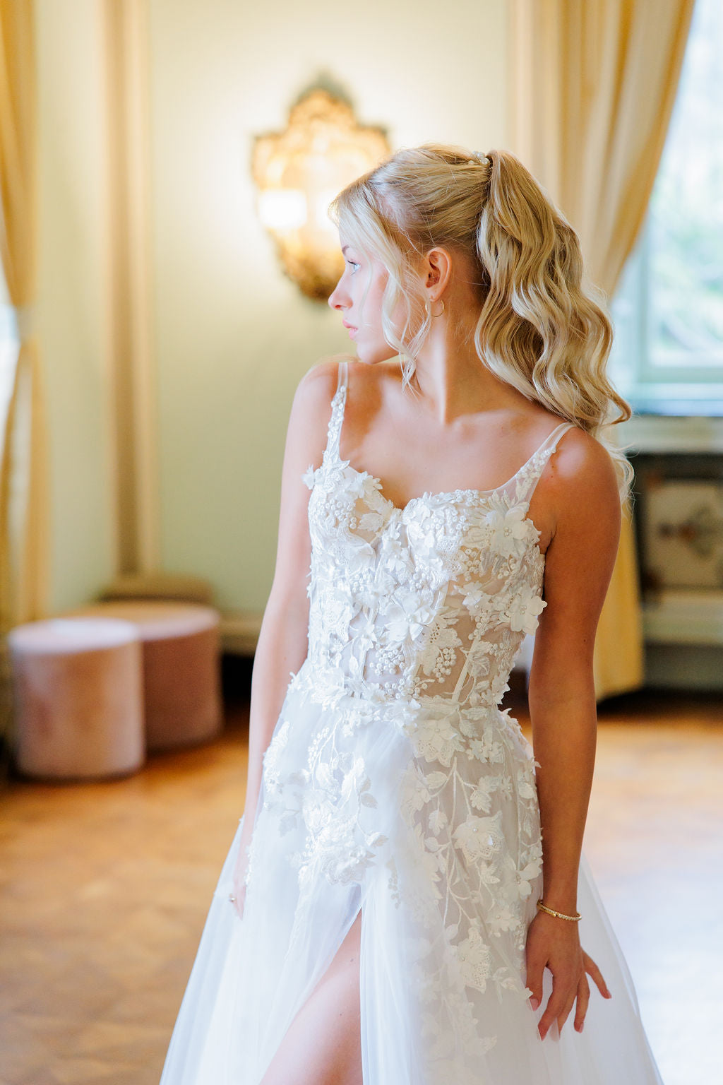 A-linjainen häämekko, jossa 3D-kukkia ja korkea halkio.