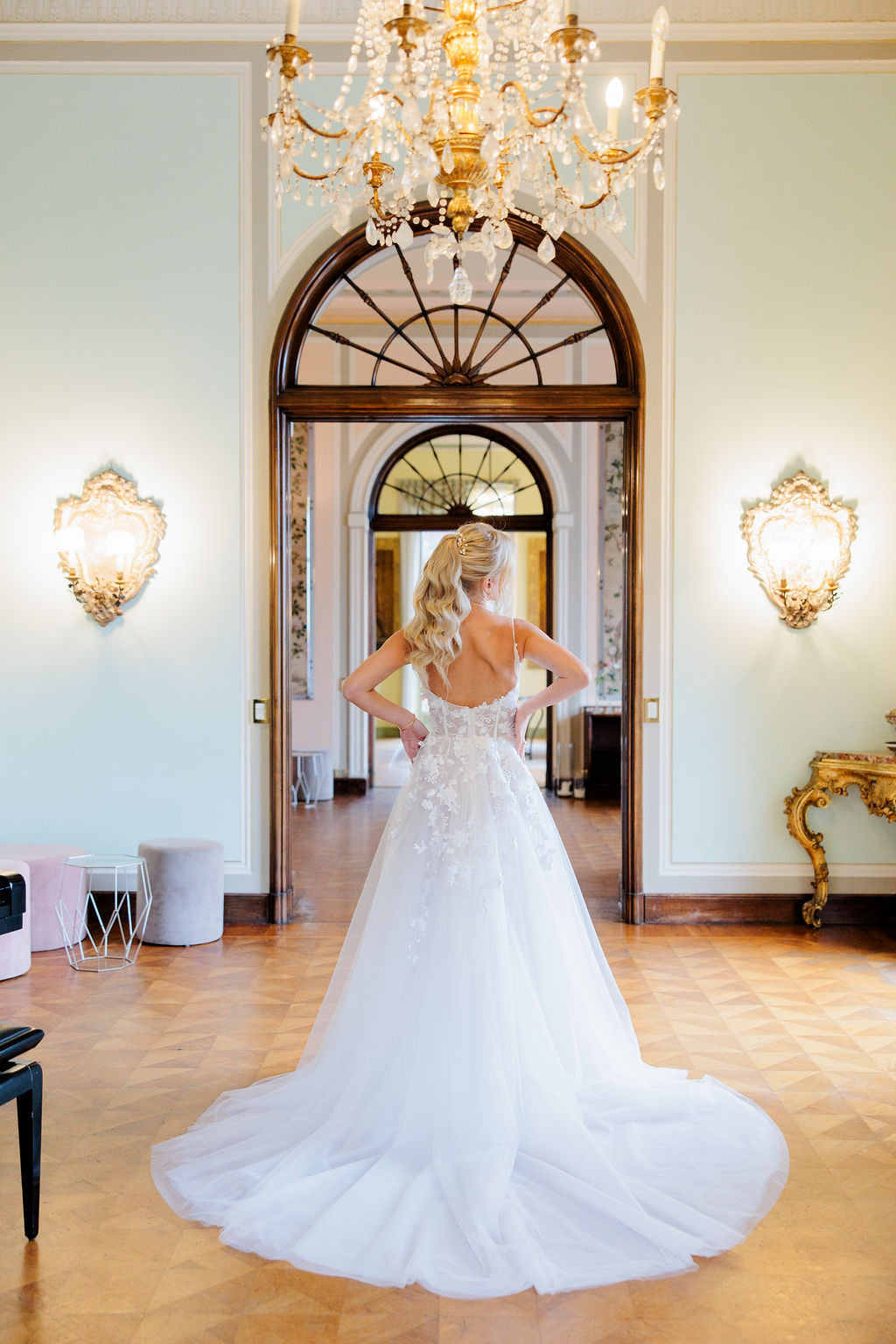 A-linjainen häämekko, jossa 3D-kukkia ja korkea halkio.