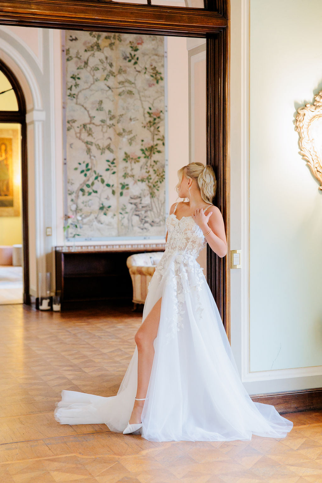 A-linjainen häämekko, jossa 3D-kukkia ja korkea halkio.