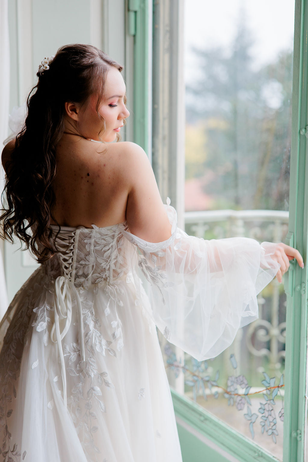 Olkaimeton häämekko korsettimaisella yläosalla ja kevyillä hihoilla