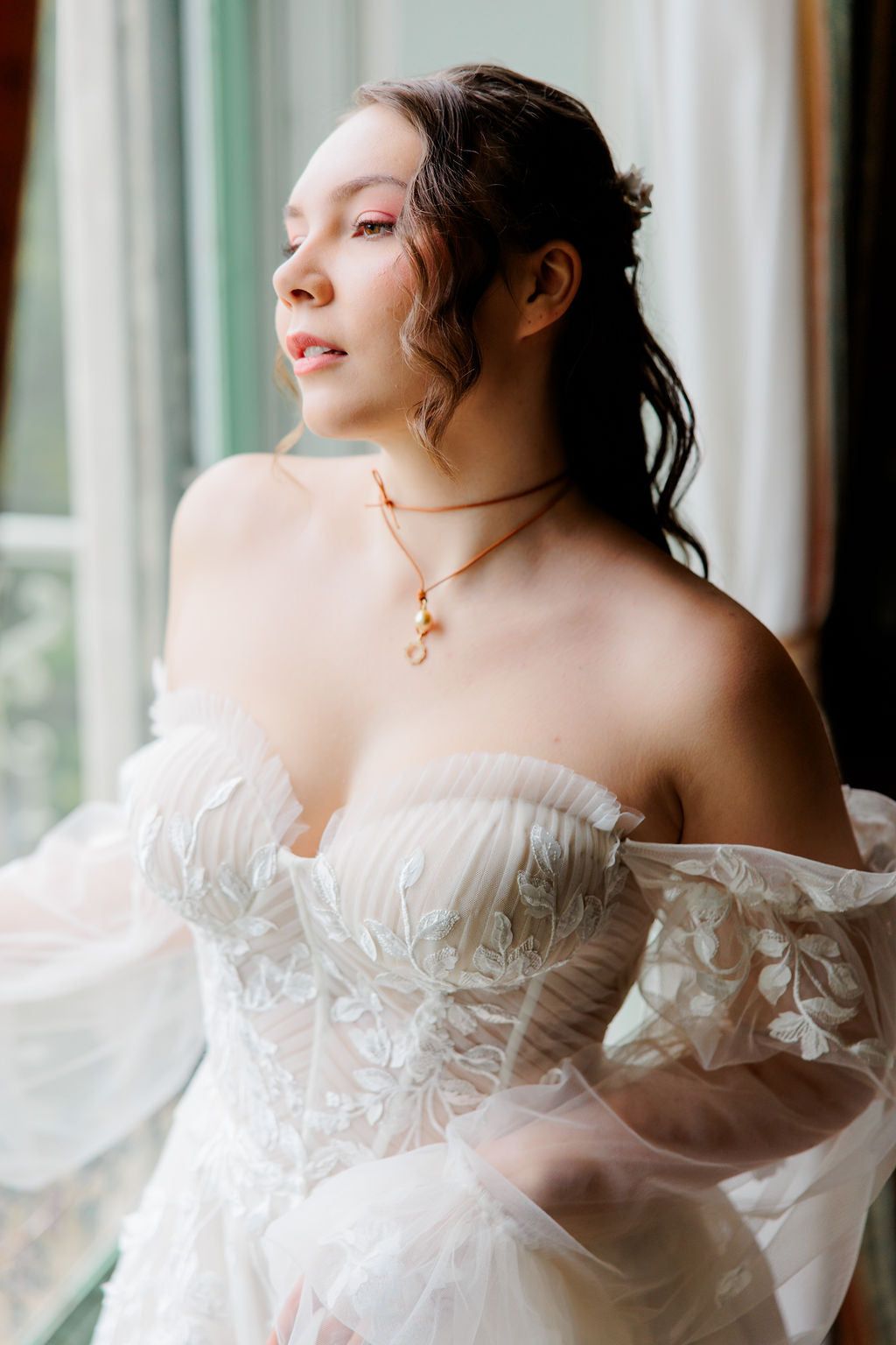 Olkaimeton häämekko korsettimaisella yläosalla ja kevyillä hihoilla.