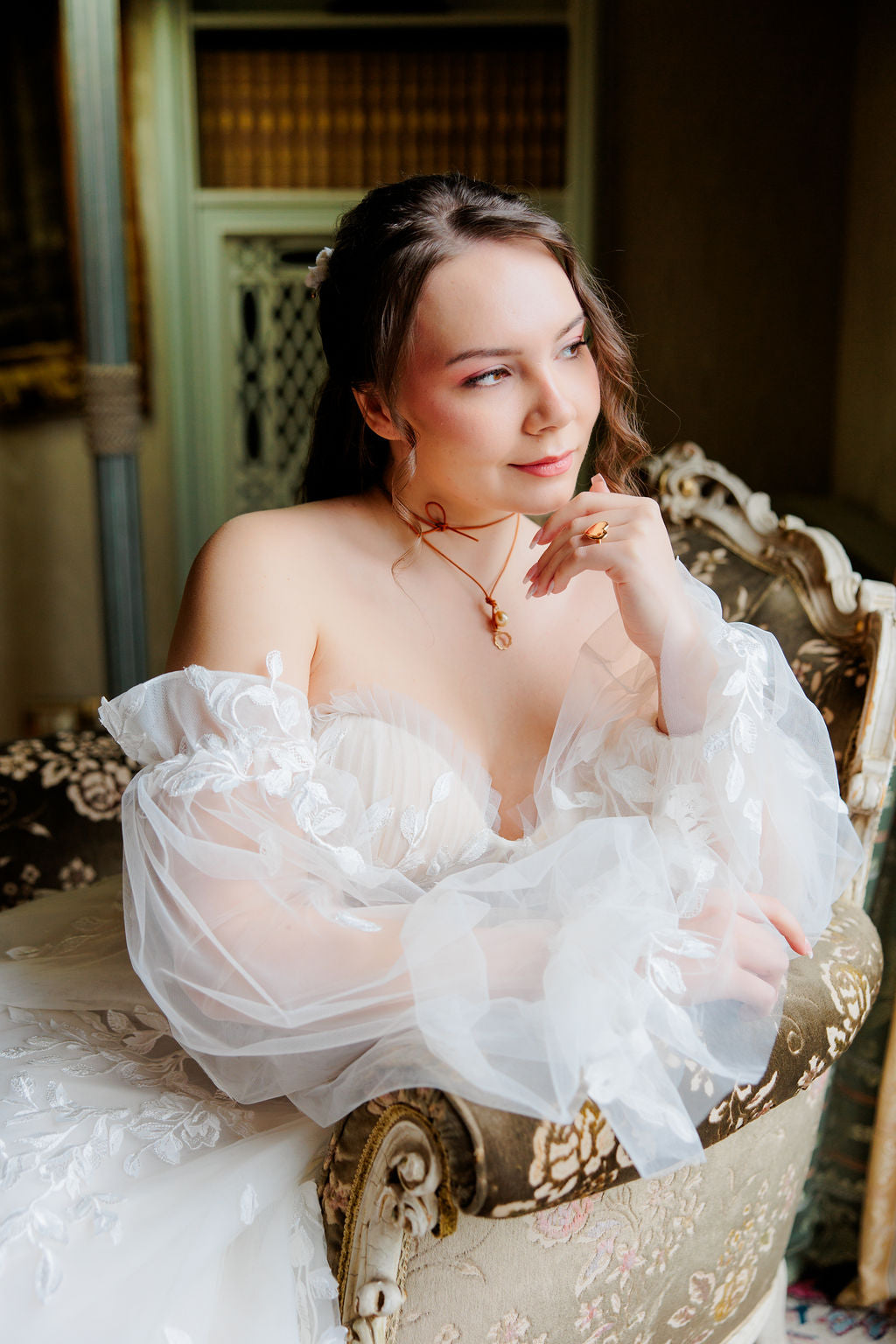 Olkaimeton häämekko korsettimaisella yläosalla ja kevyillä hihoilla