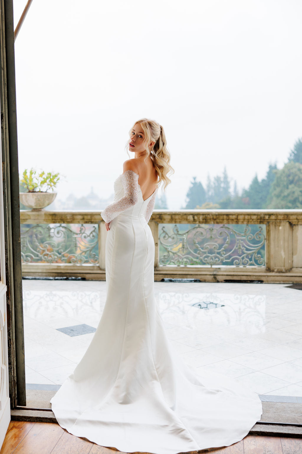 Pelkistetty off shoulder -häämekko pitkillä hihoilla.