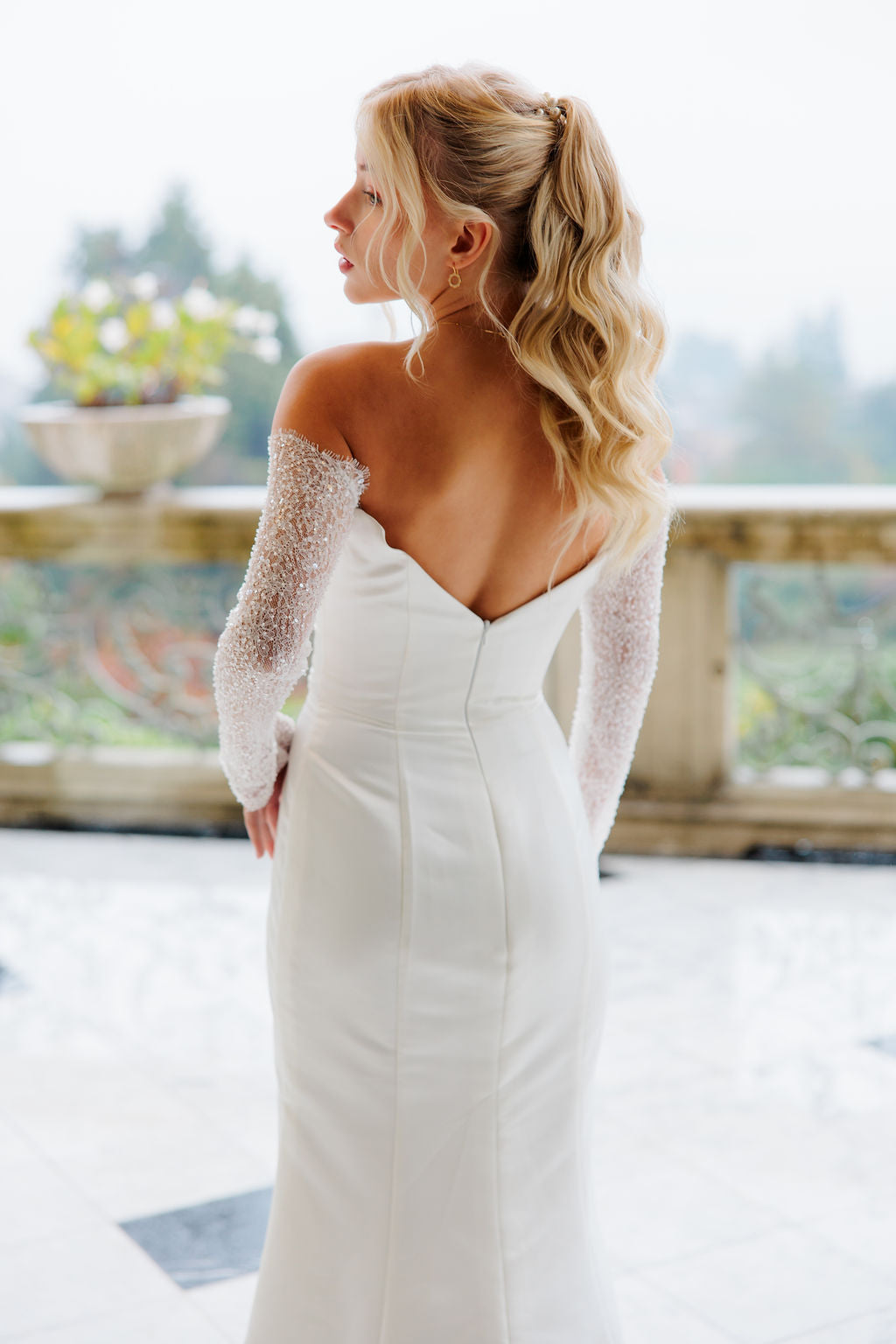 Pelkistetty off shoulder -häämekko pitkillä hihoilla.