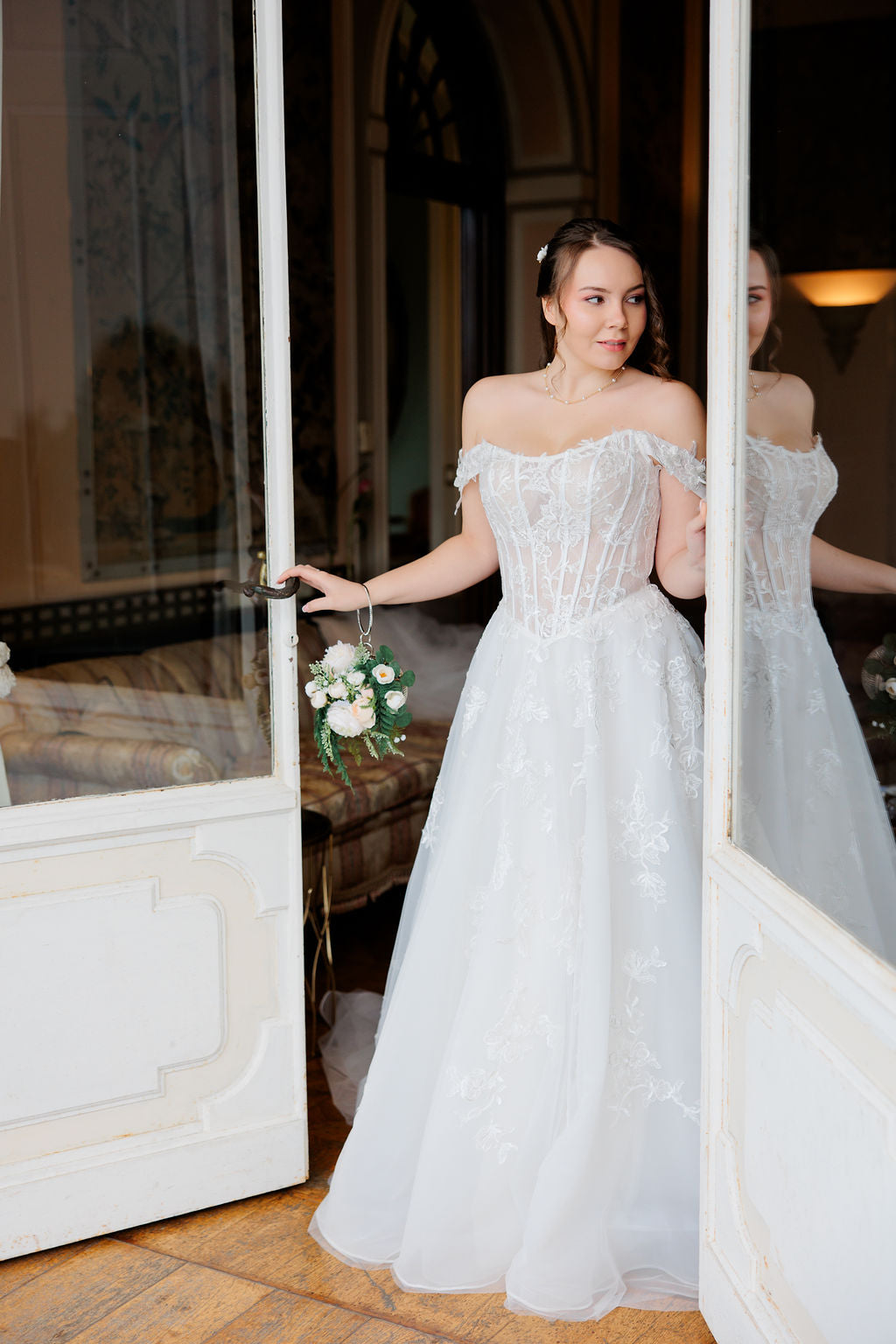 A-linjainen häämekko off shoulder -mallilla ja korsettiyläosalla.