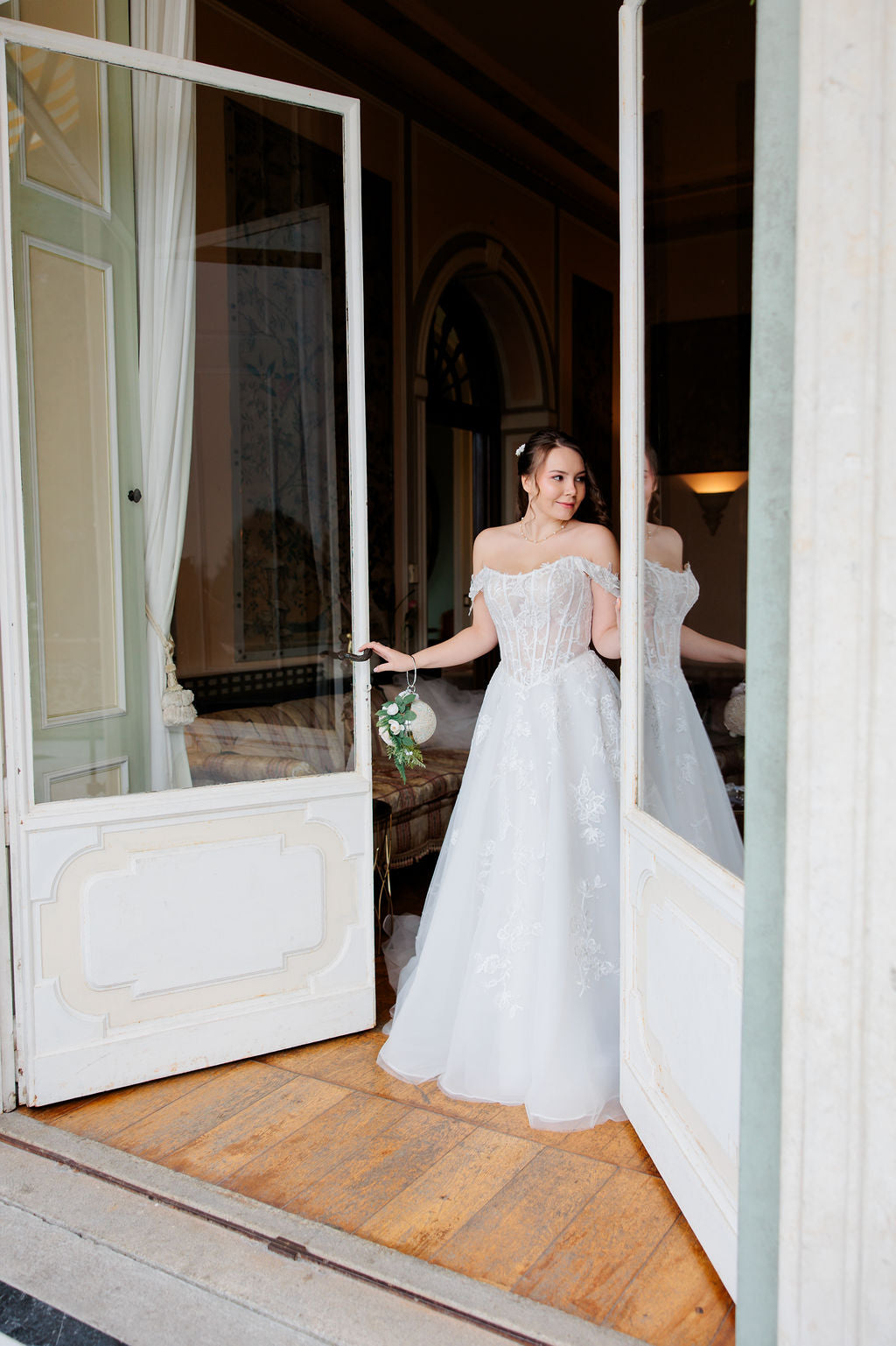 A-linjainen häämekko off shoulder -mallilla ja korsettiyläosalla.