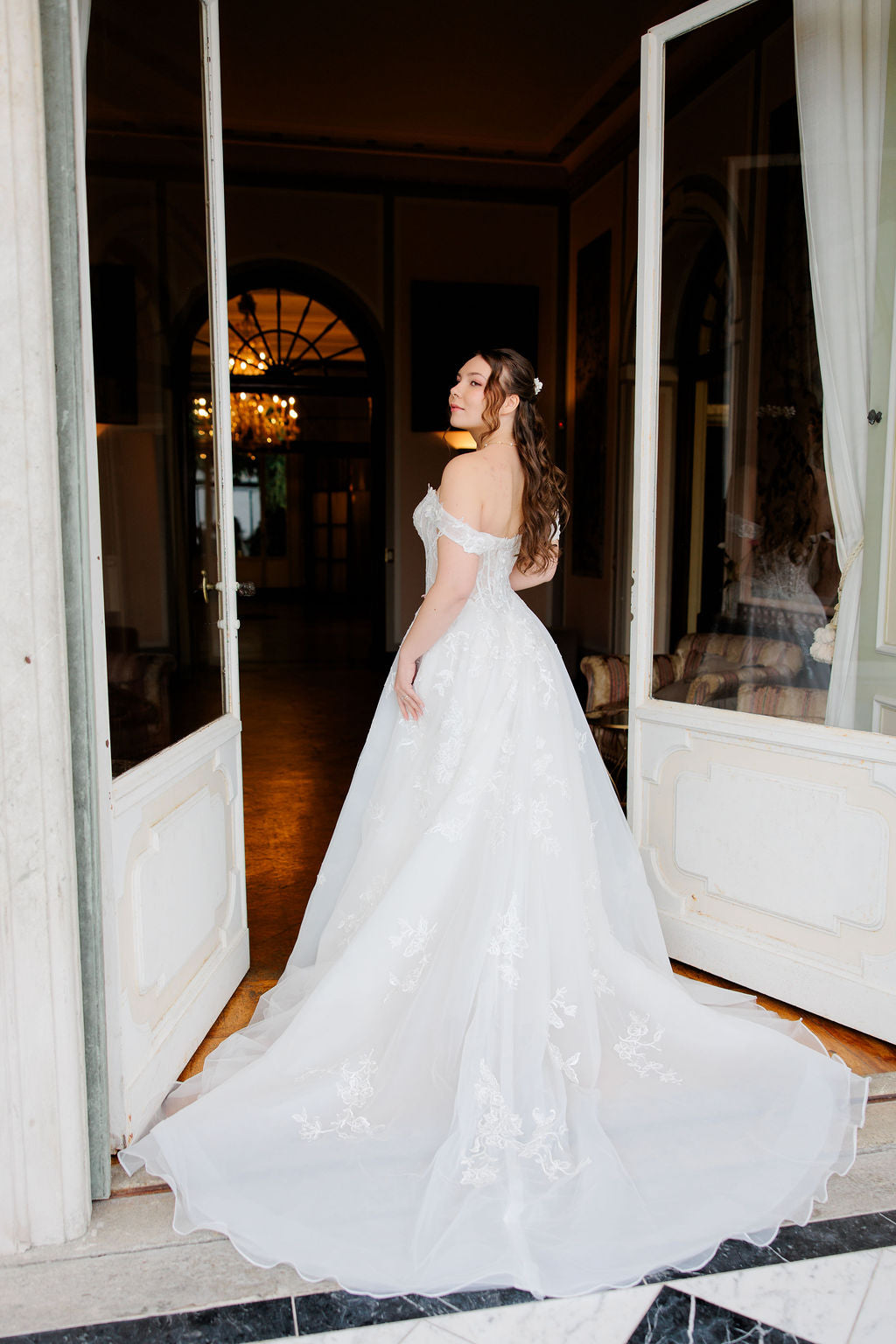 A-linjainen häämekko off shoulder -mallilla ja korsettiyläosalla.