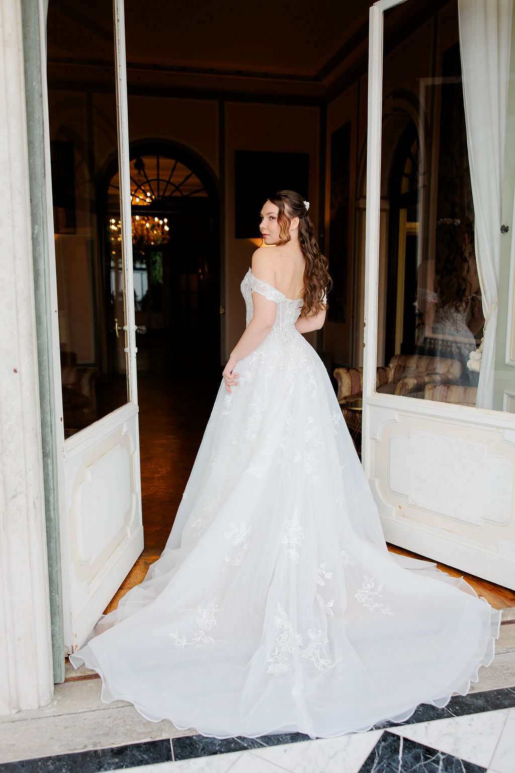 A-linjainen häämekko off shoulder -mallilla ja korsettiyläosalla.