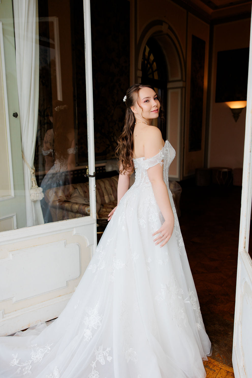 A-linjainen häämekko off shoulder -mallilla ja korsettiyläosalla.