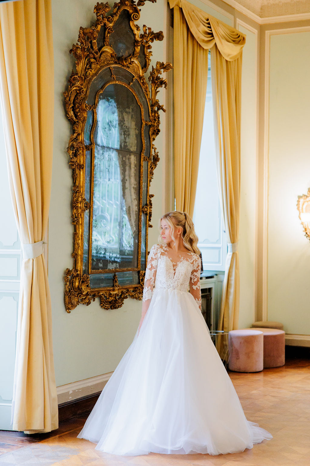 Elegantti valkoinen häämekko, jossa romanttinen A-linja.