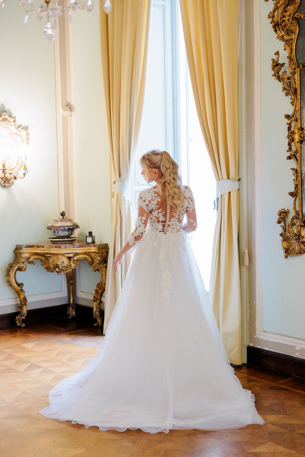 Pitkähihainen häämekko, jossa pehmeä tyllihelma